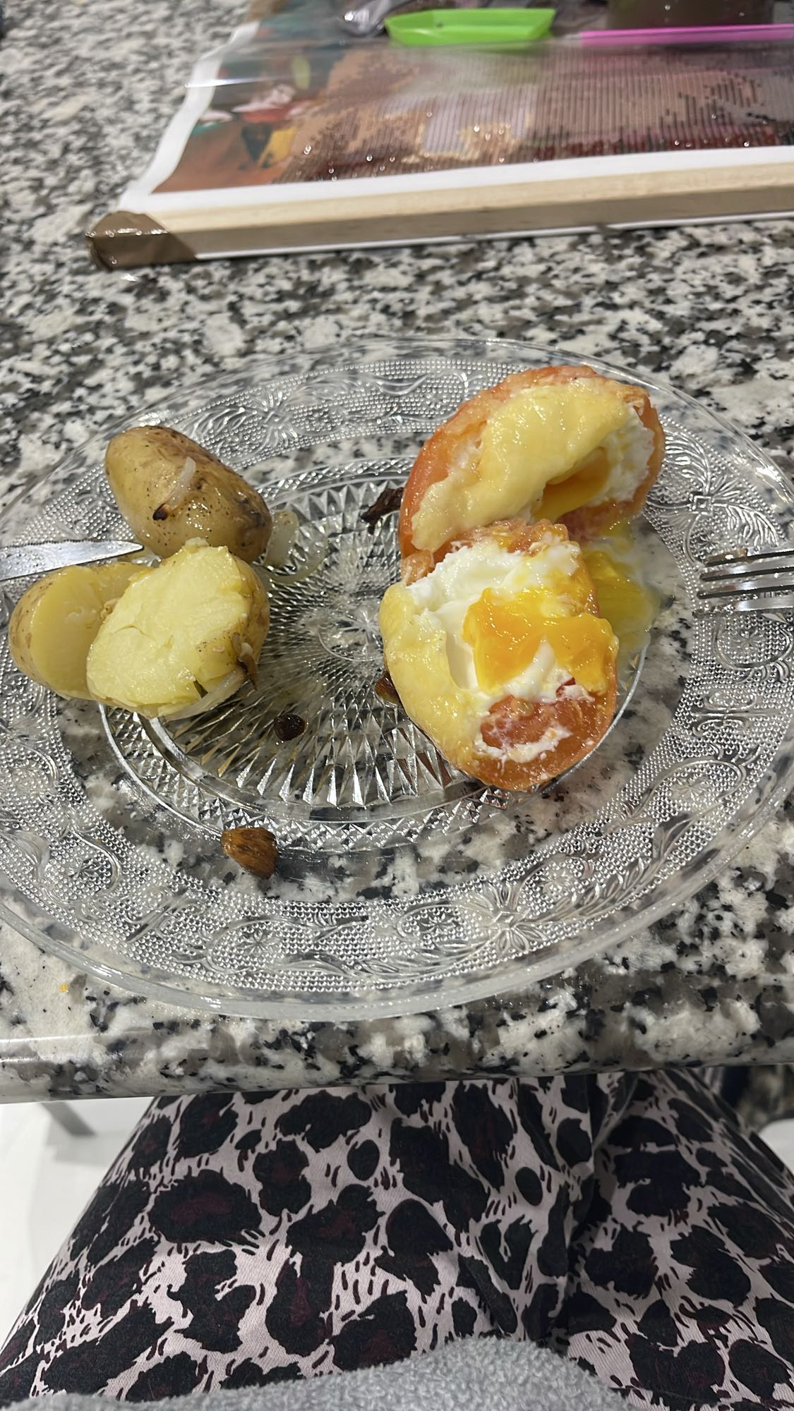 Oeuf dans tomate et pommes de terre