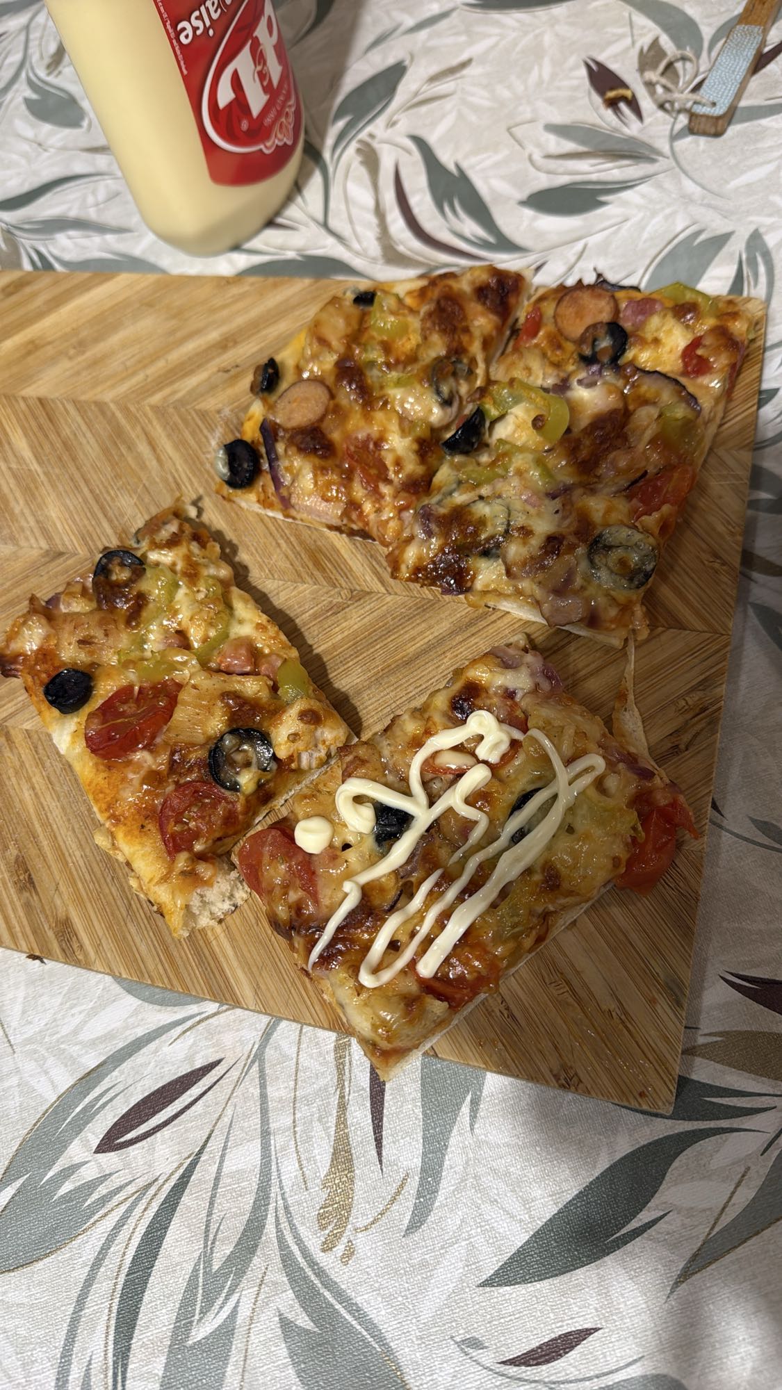 Pizza cu legume și carne