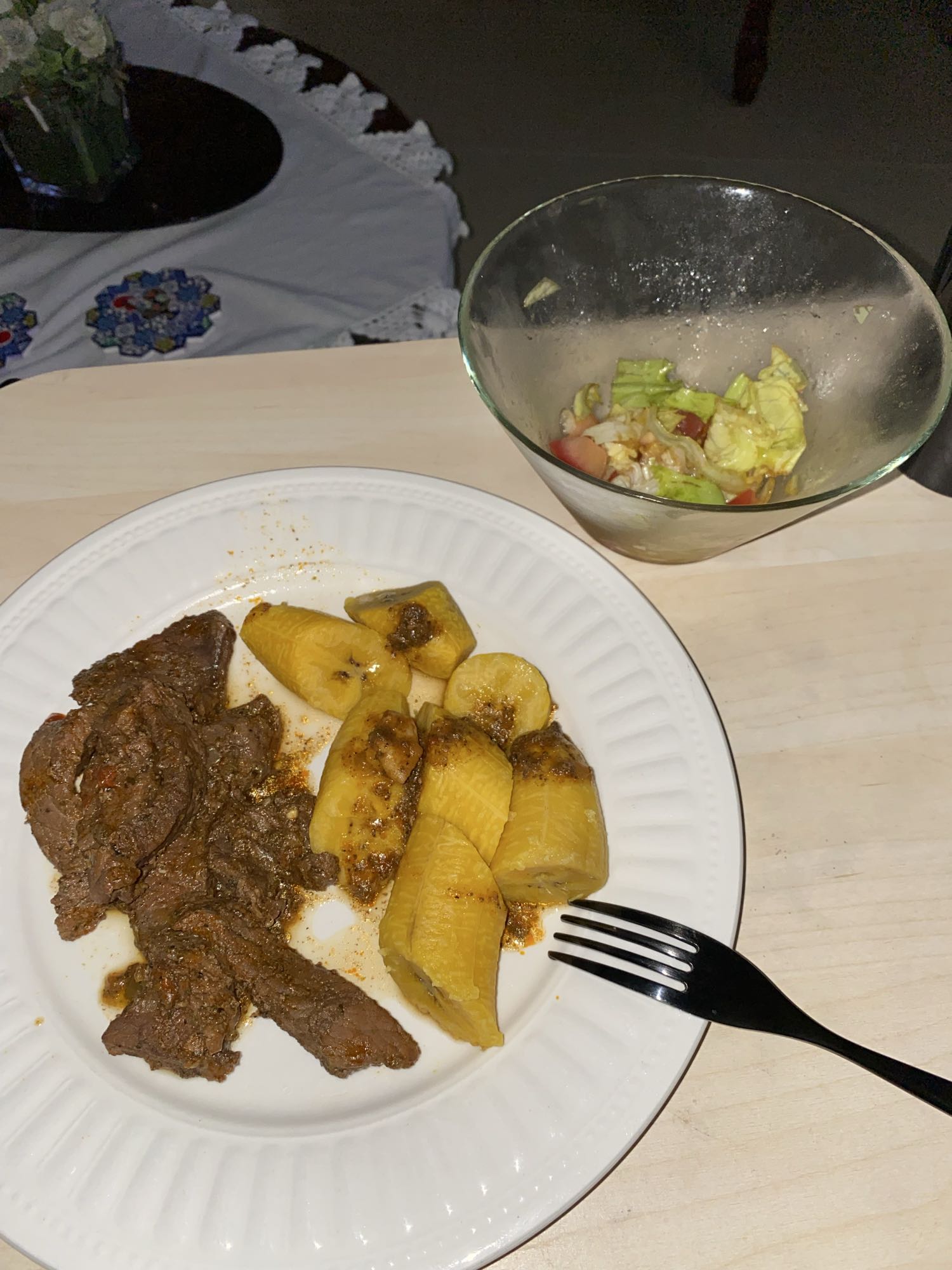 Carne, plátano y ensalada