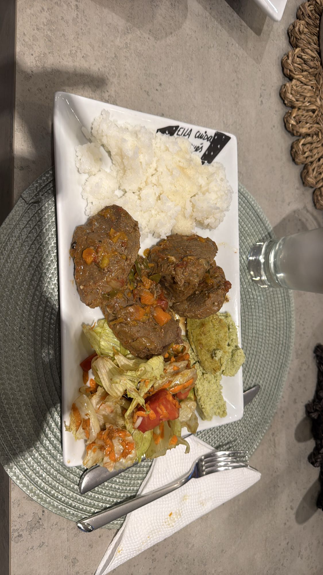 Carne con arroz y ensalada