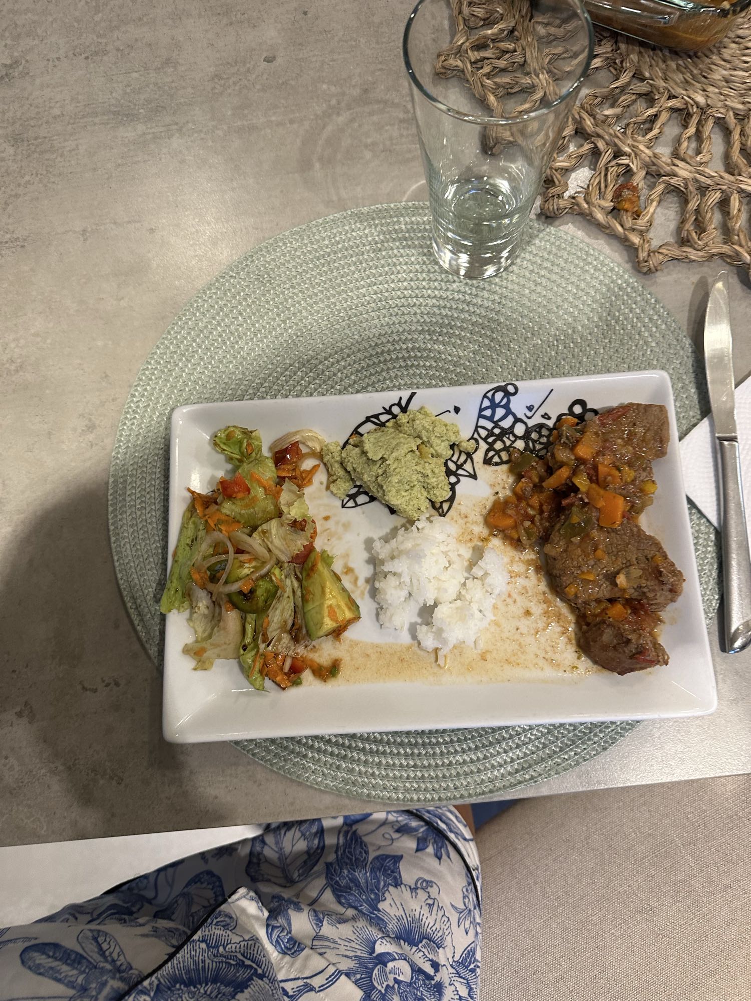 carne con arroz y ensalada