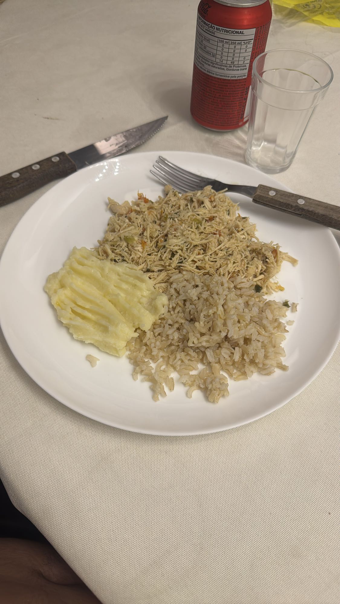 Frango desfiado, arroz e purê