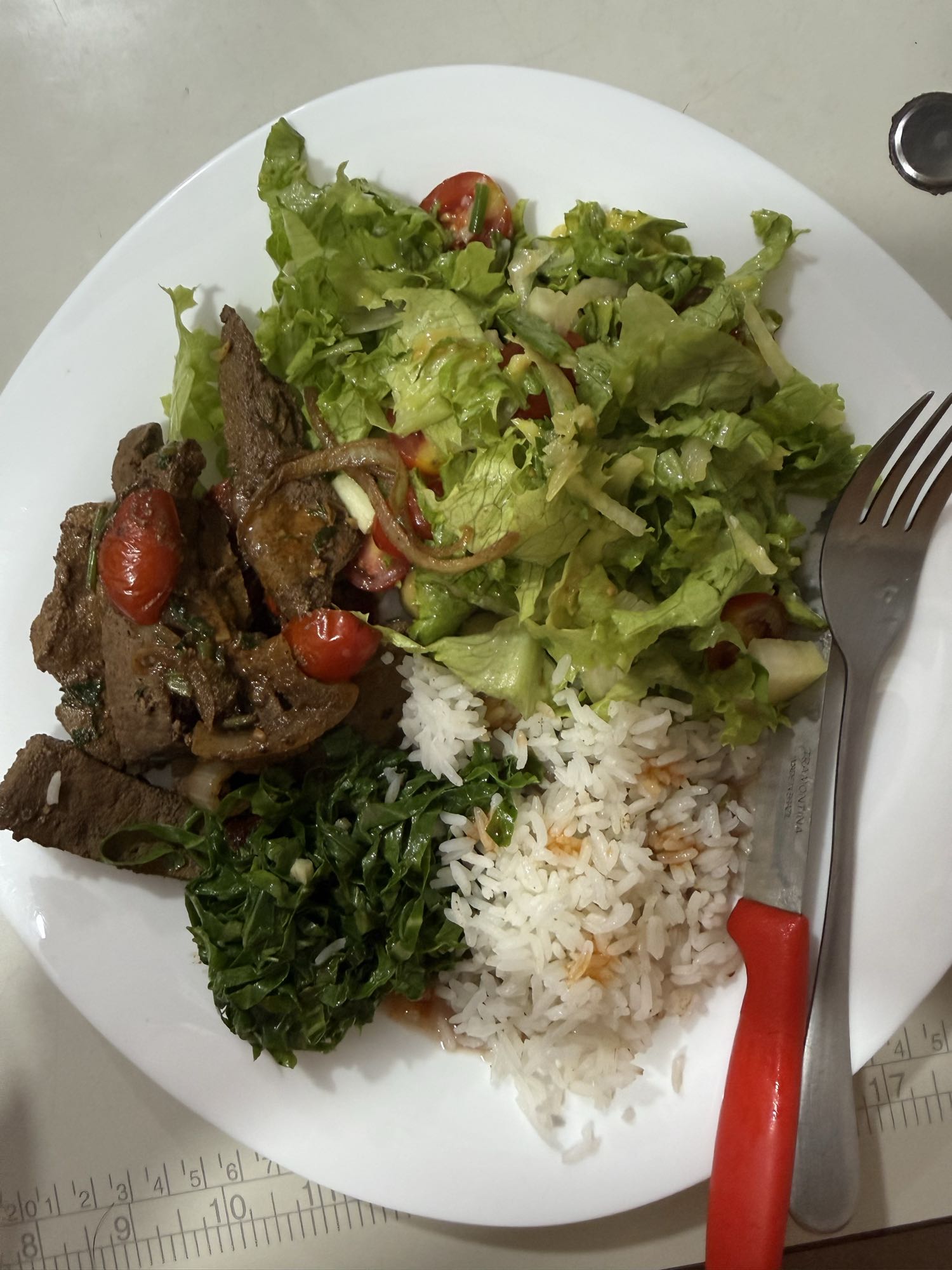 Arroz, bife, salada e couve