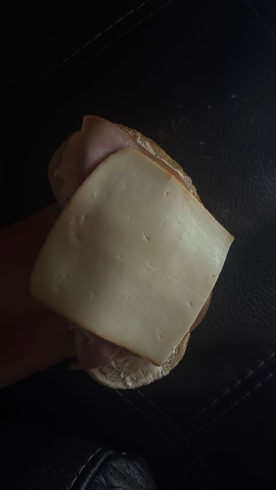 Сендвіч з шинкою і сиром