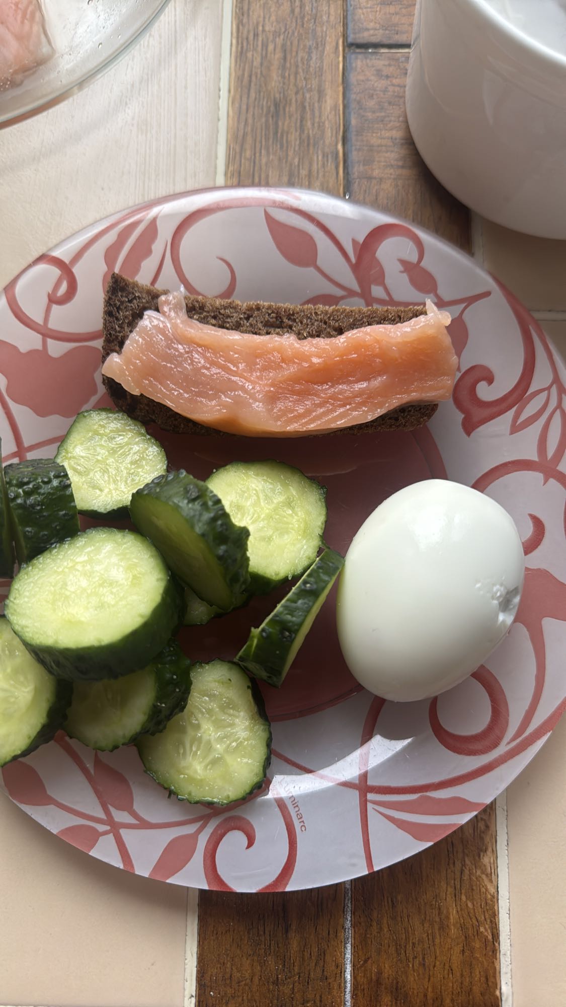 Завтрак с лососем и яйцом