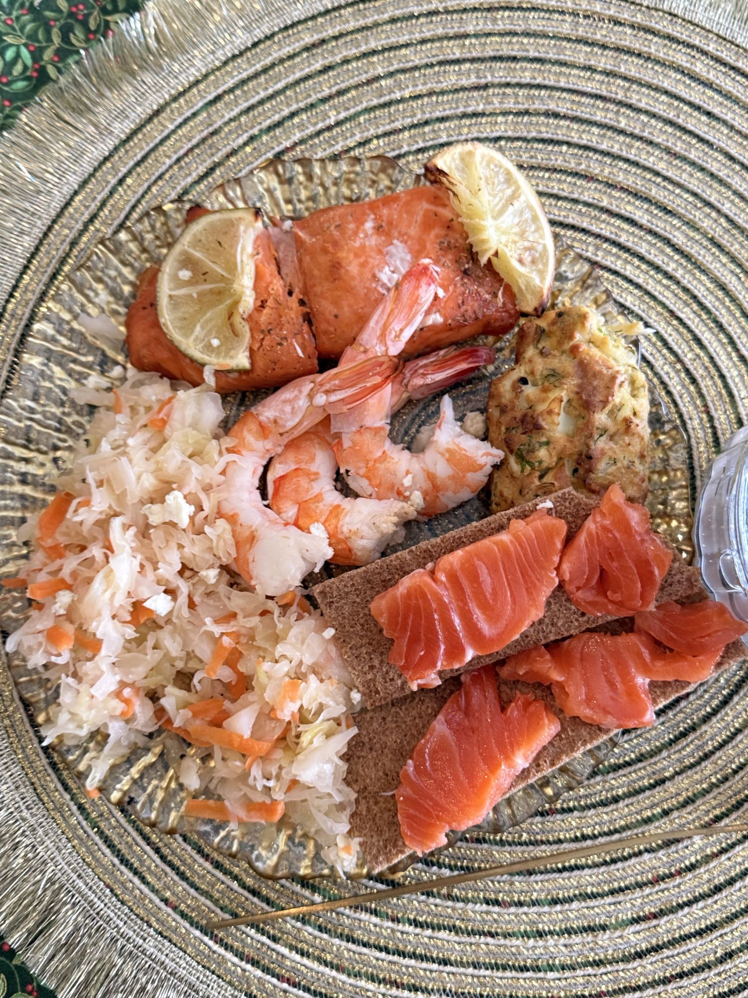 Рибна тарілка з креветками