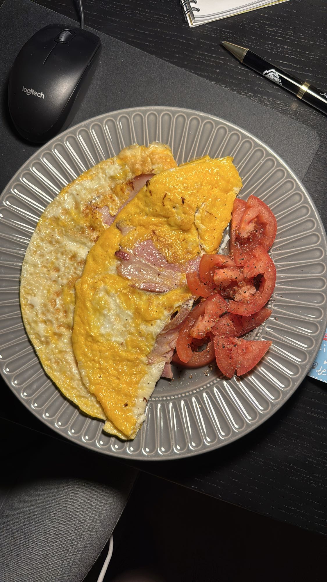 Ham omelette with tomato