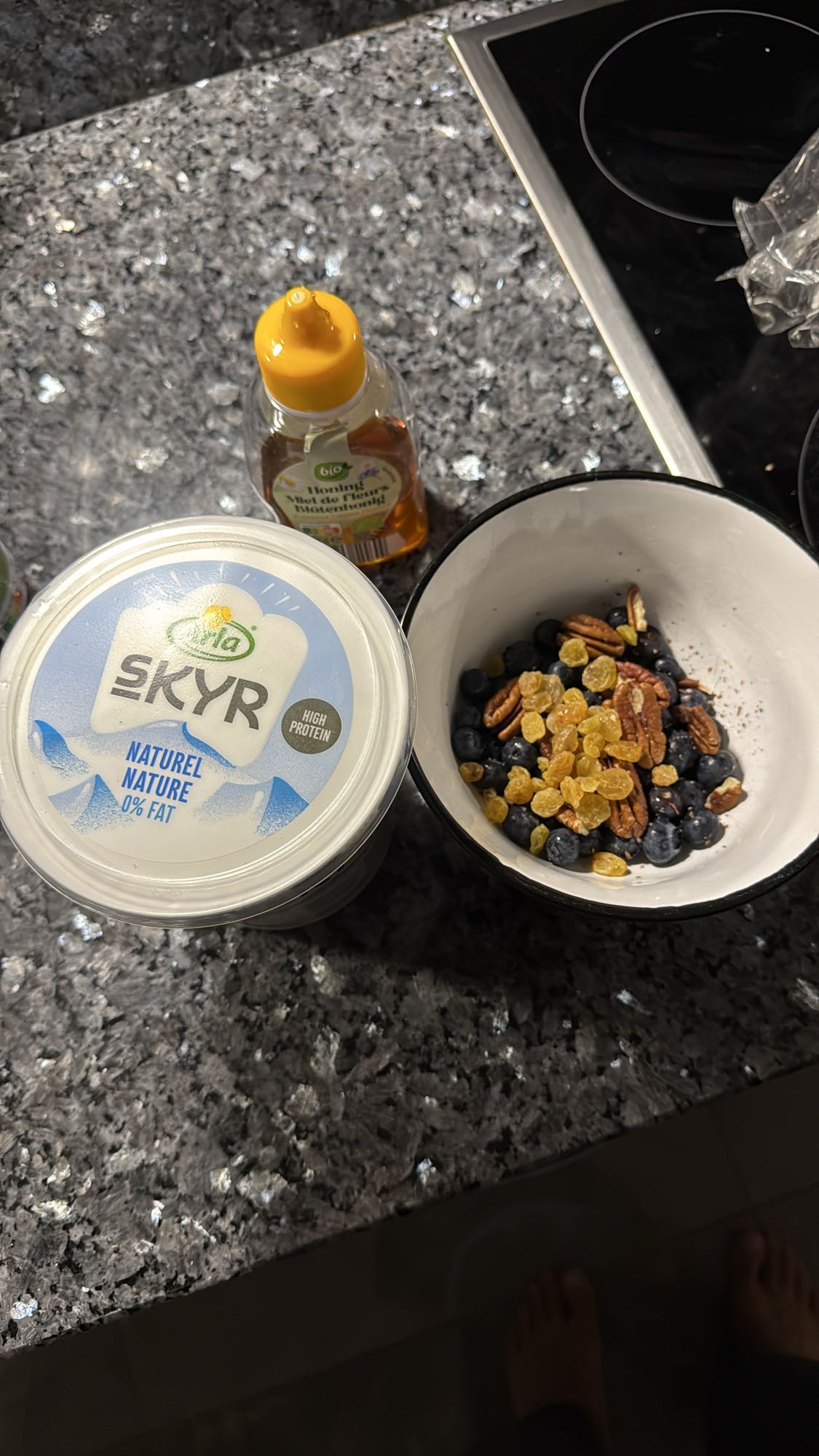 Skyr with fruit and nuts