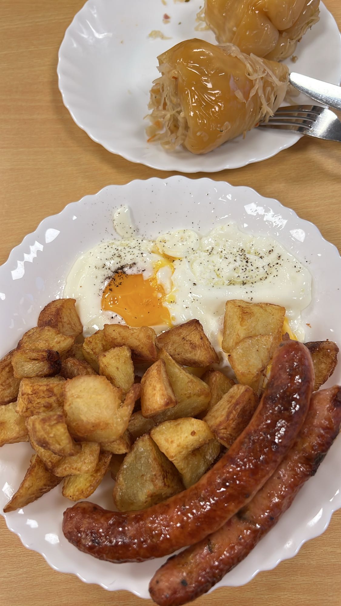 Mic dejun cu cârnați și sarmale