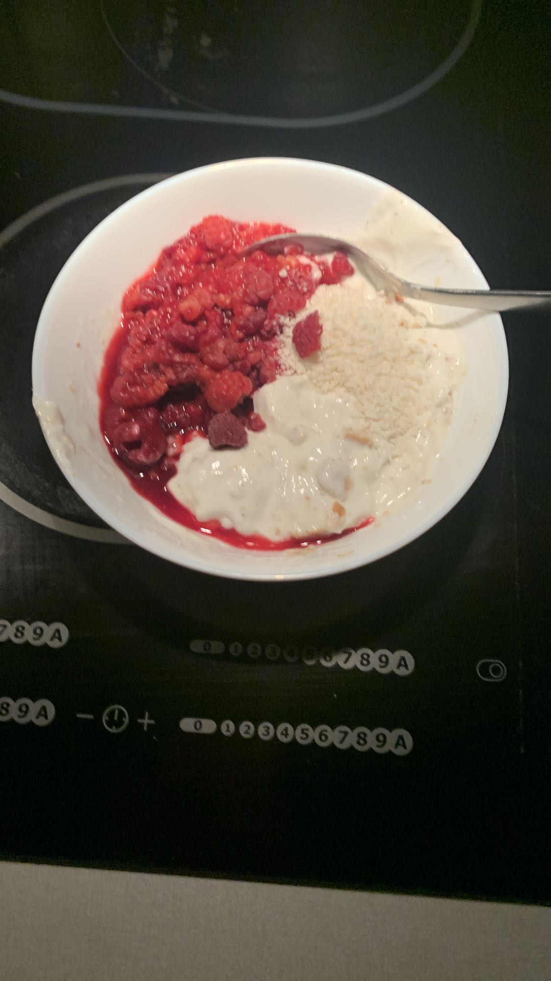 Yoghurt med bär och kokos