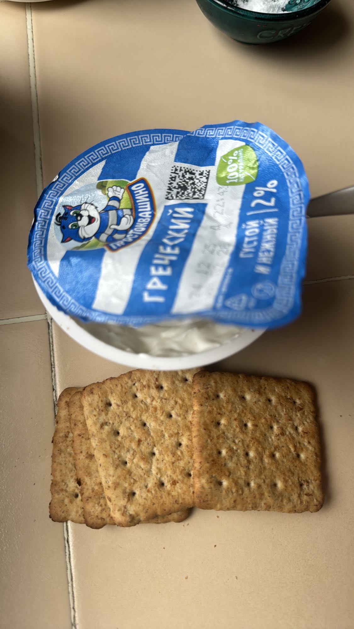 греческий йогурт с крекерами