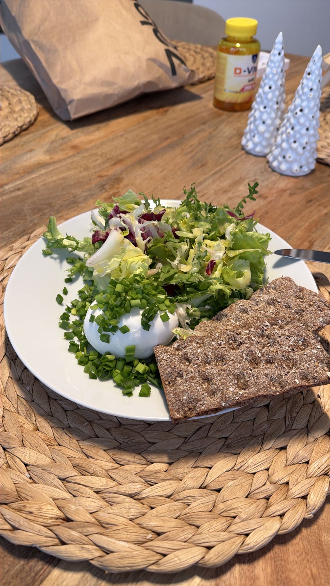 Sałatka z jajkiem i chlebkiem