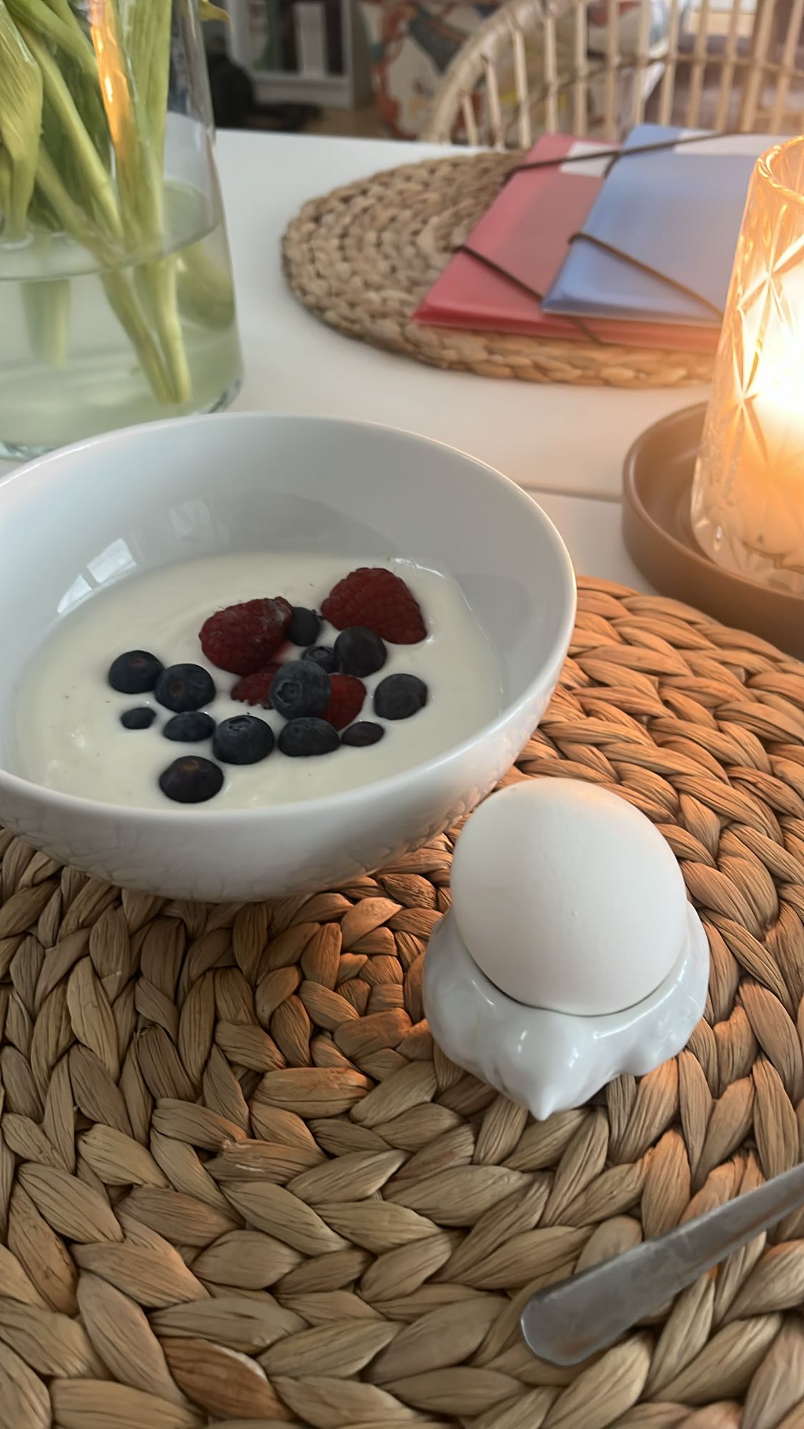Yoghurt med bär och ägg