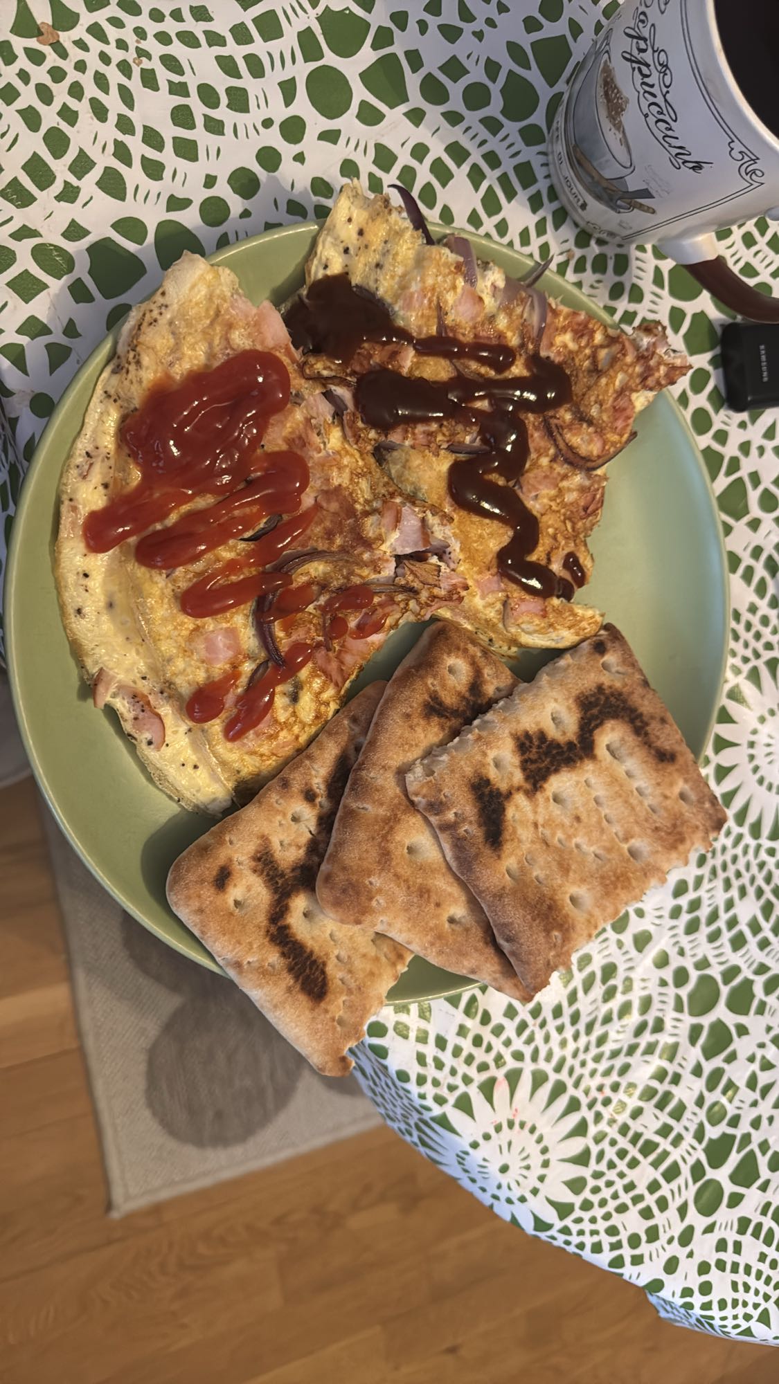 Omelett med bröd och sås