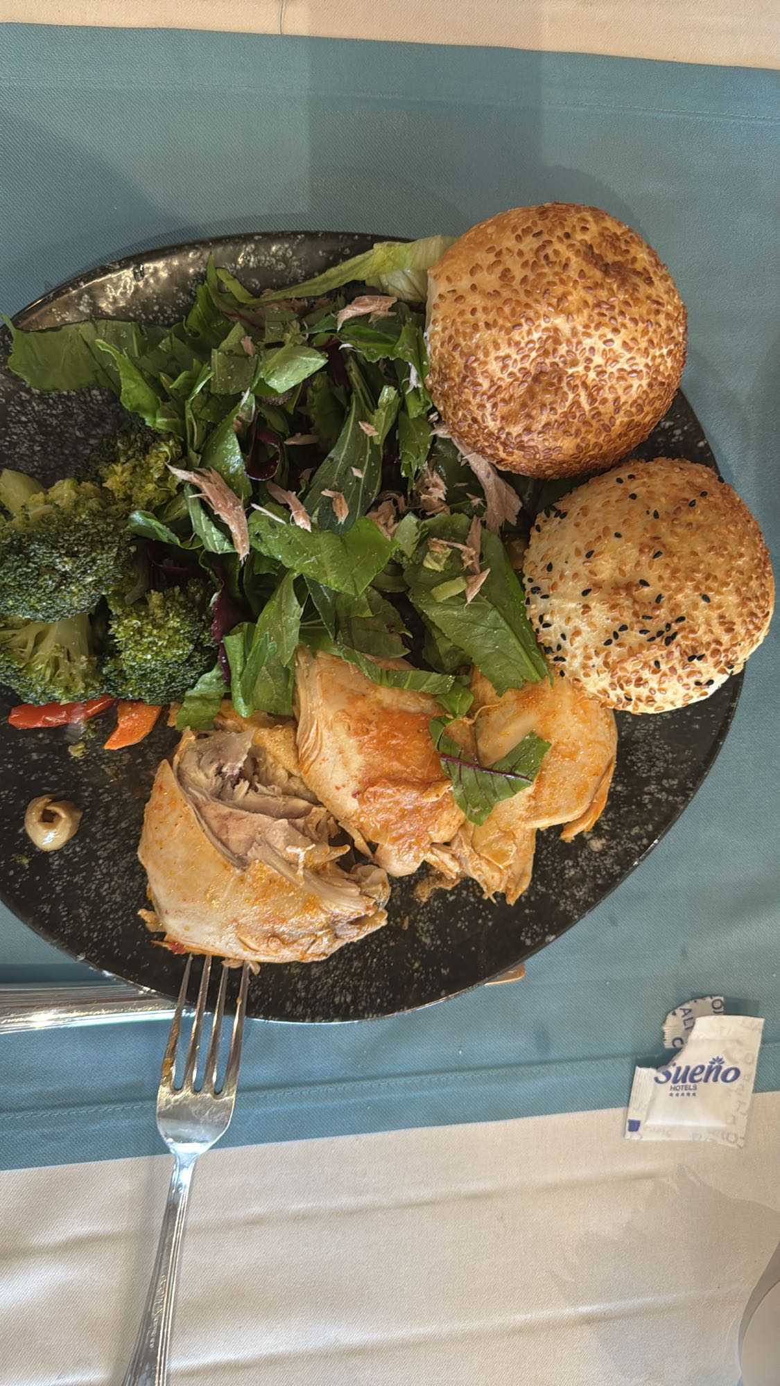 Курица с булочками и салатом