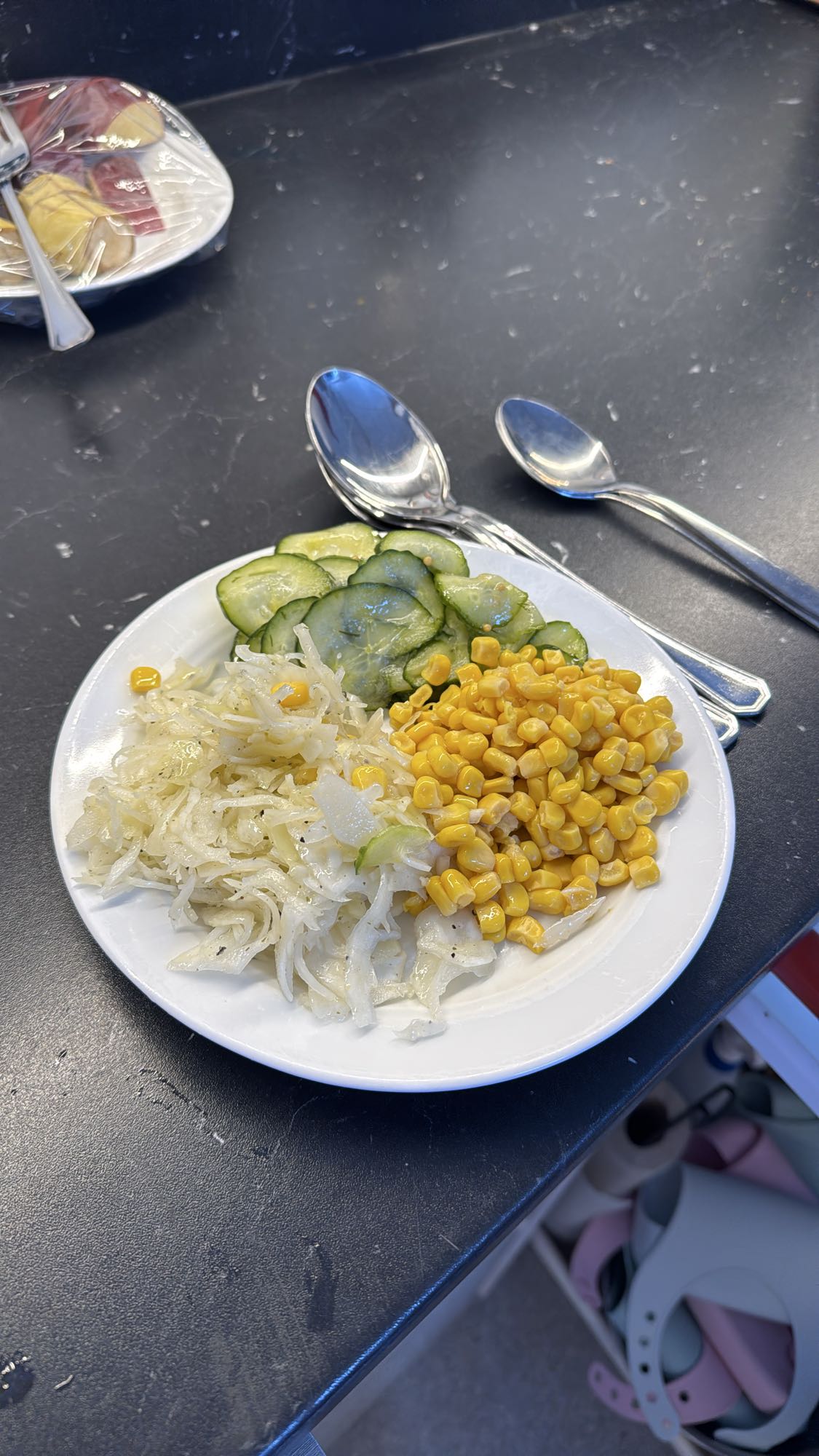 Majs- och kålsallad