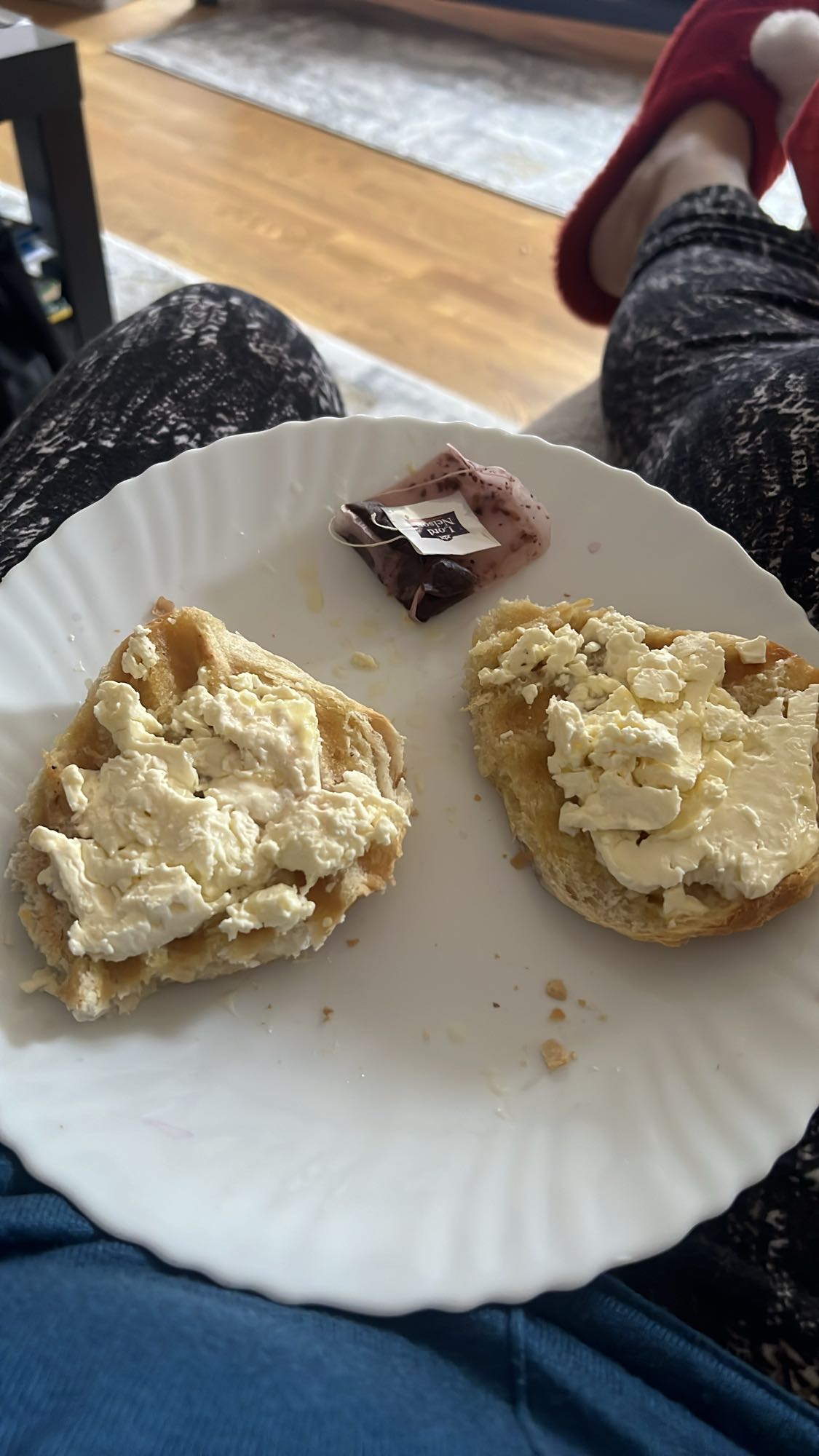 Pâine cu brânză și ceai