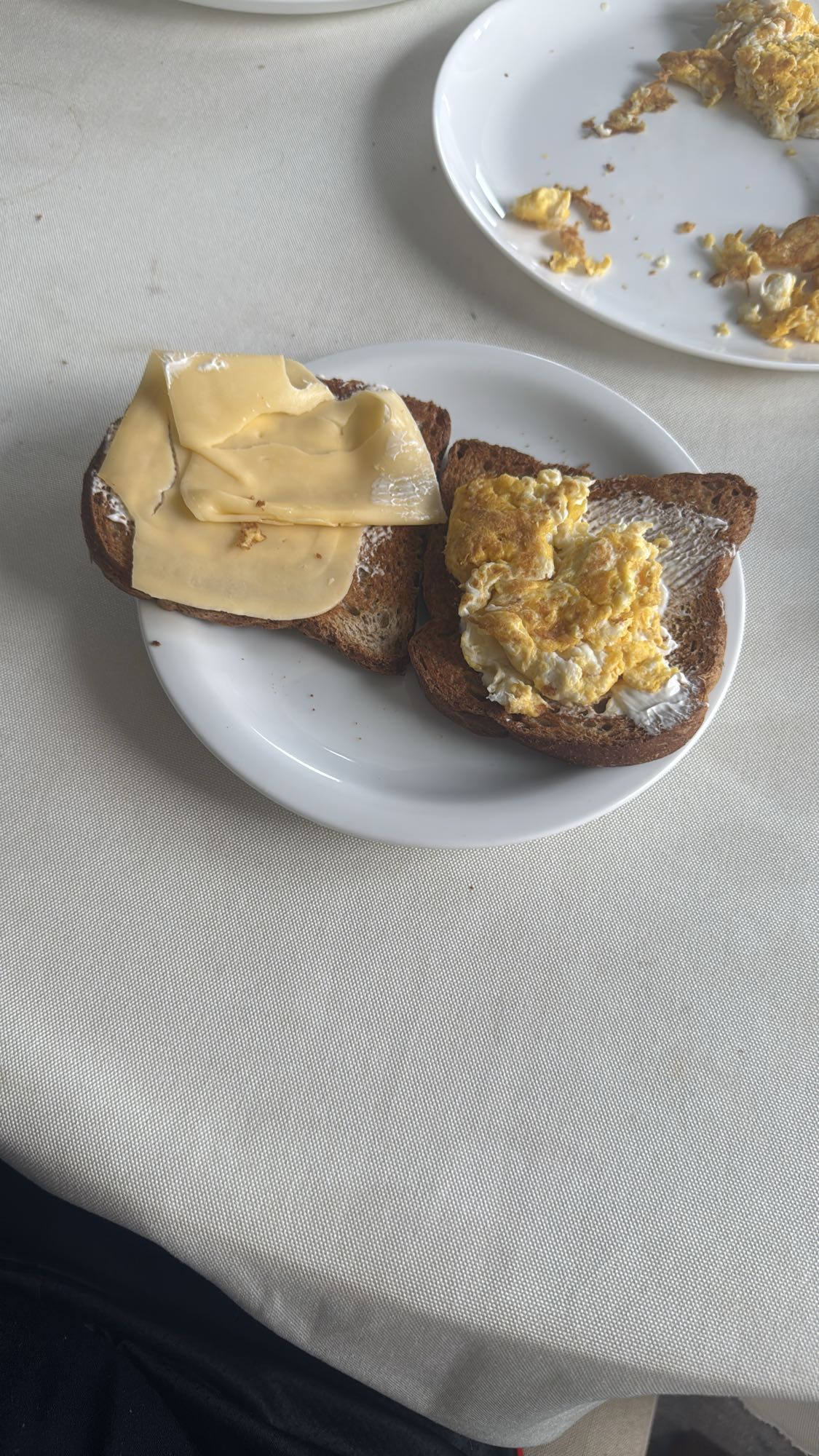 Torradas com ovo e queijo