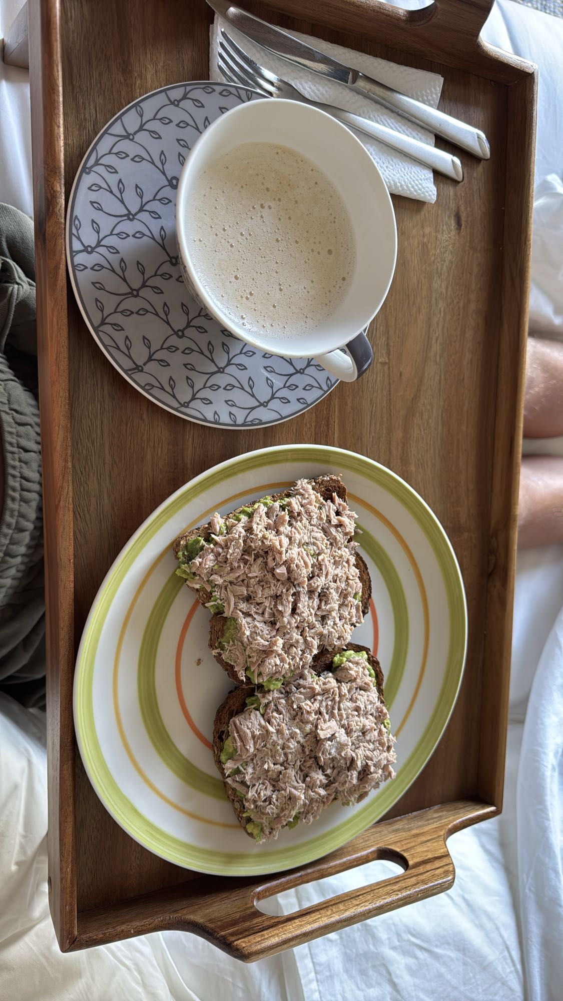 Tostadas de atún y capuchino