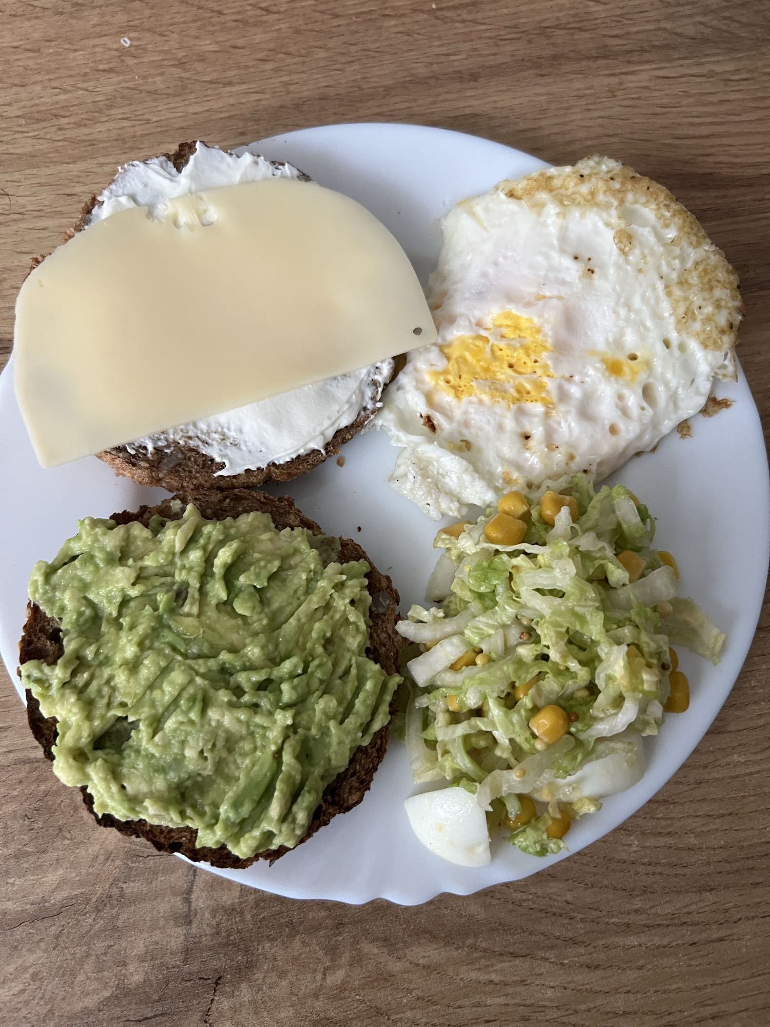 Сніданок з авокадо та яйцем