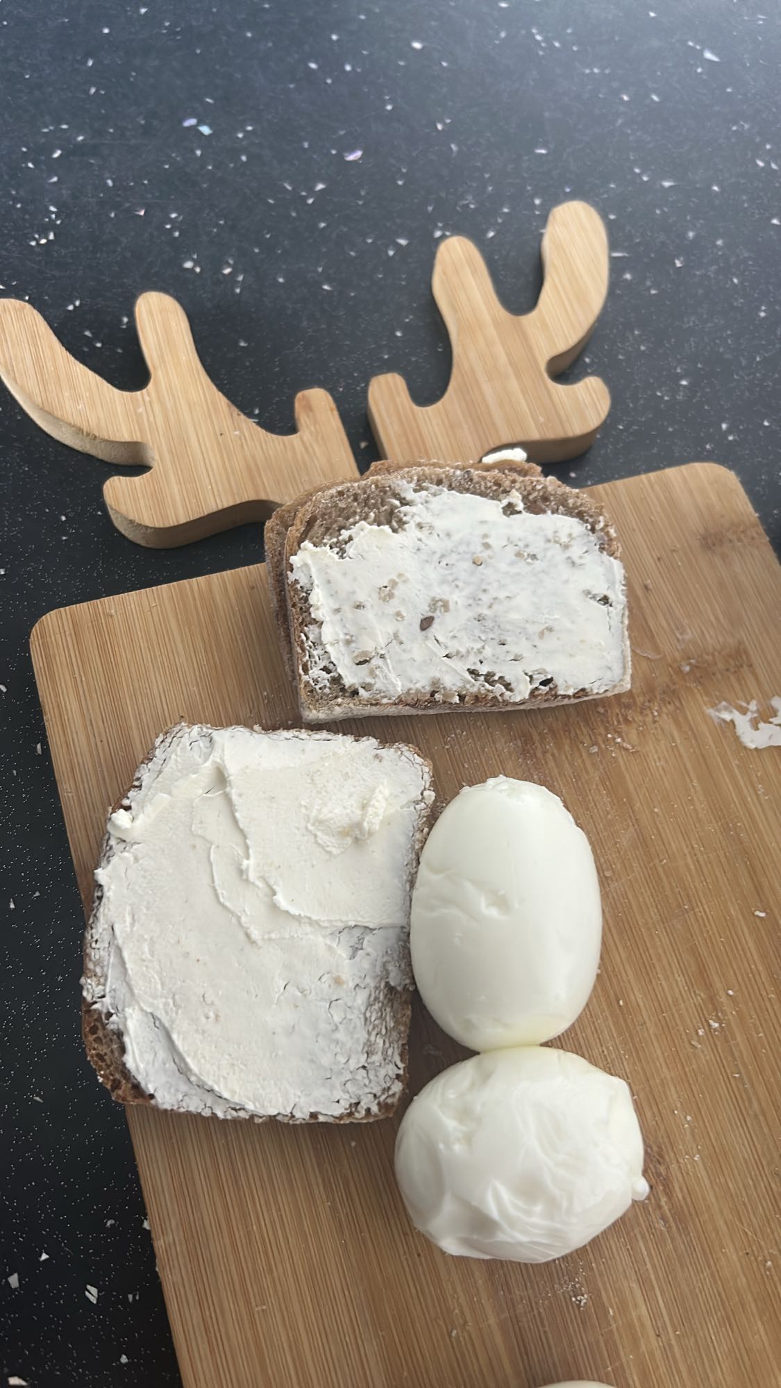 Jajka i kanapki z twarogiem