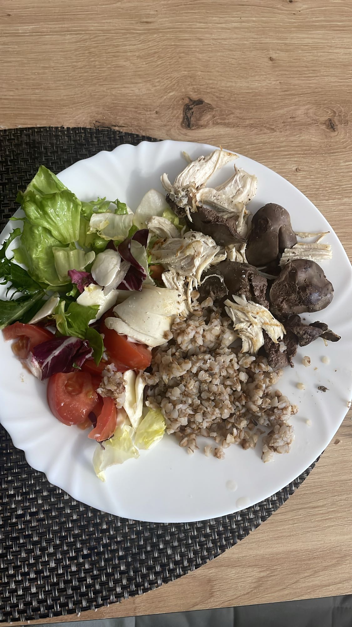 гречка з куркою та салатом