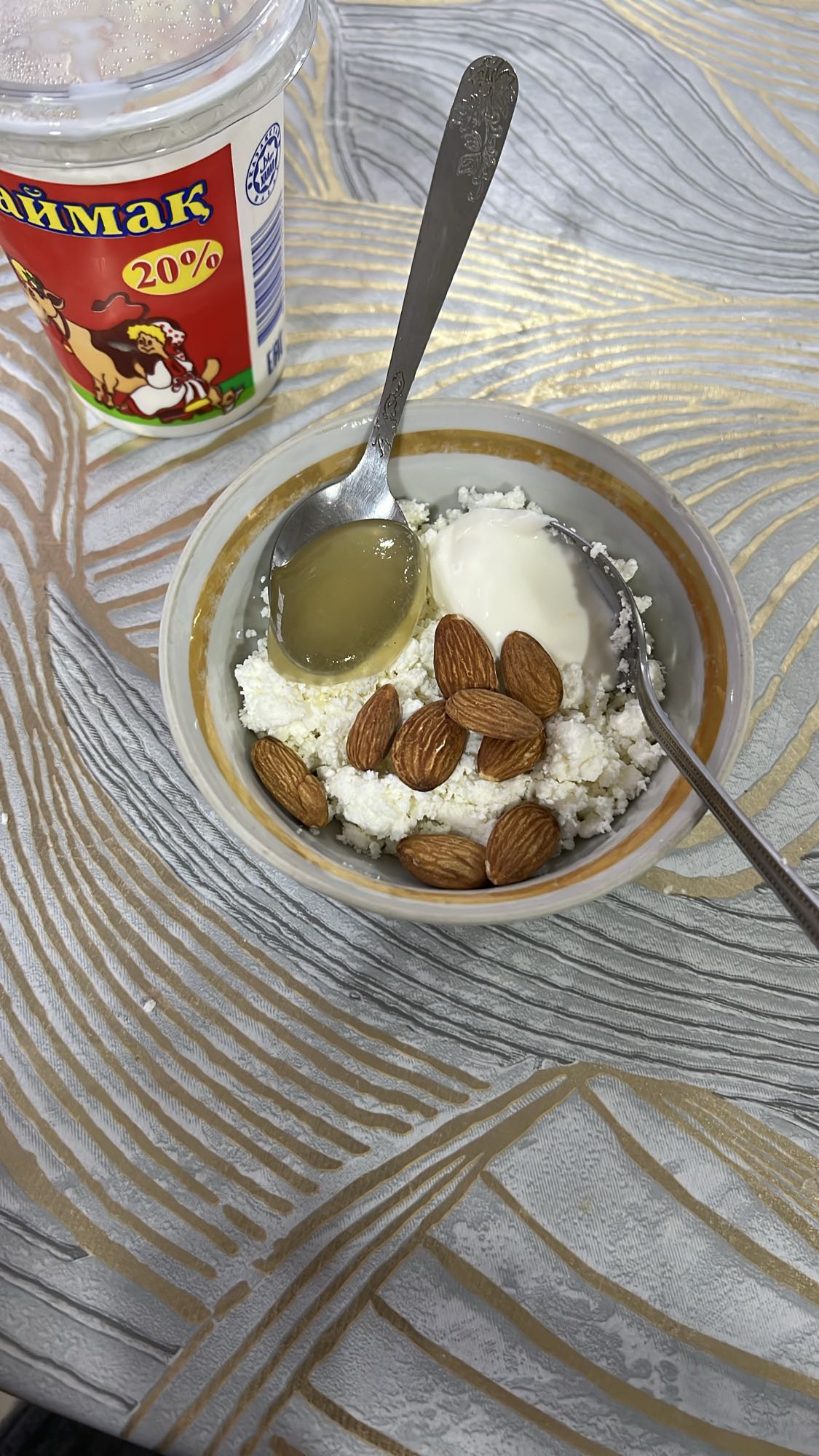 Творог с орехами и сметаной