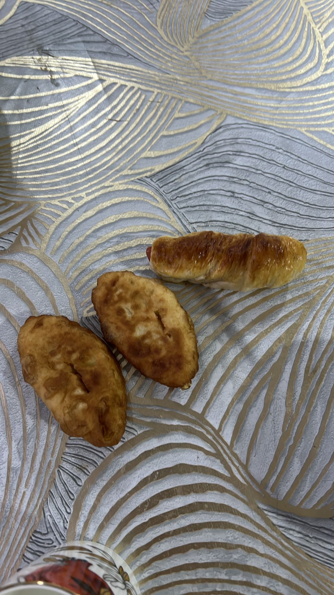 жареные пирожки и сосиска в тесте