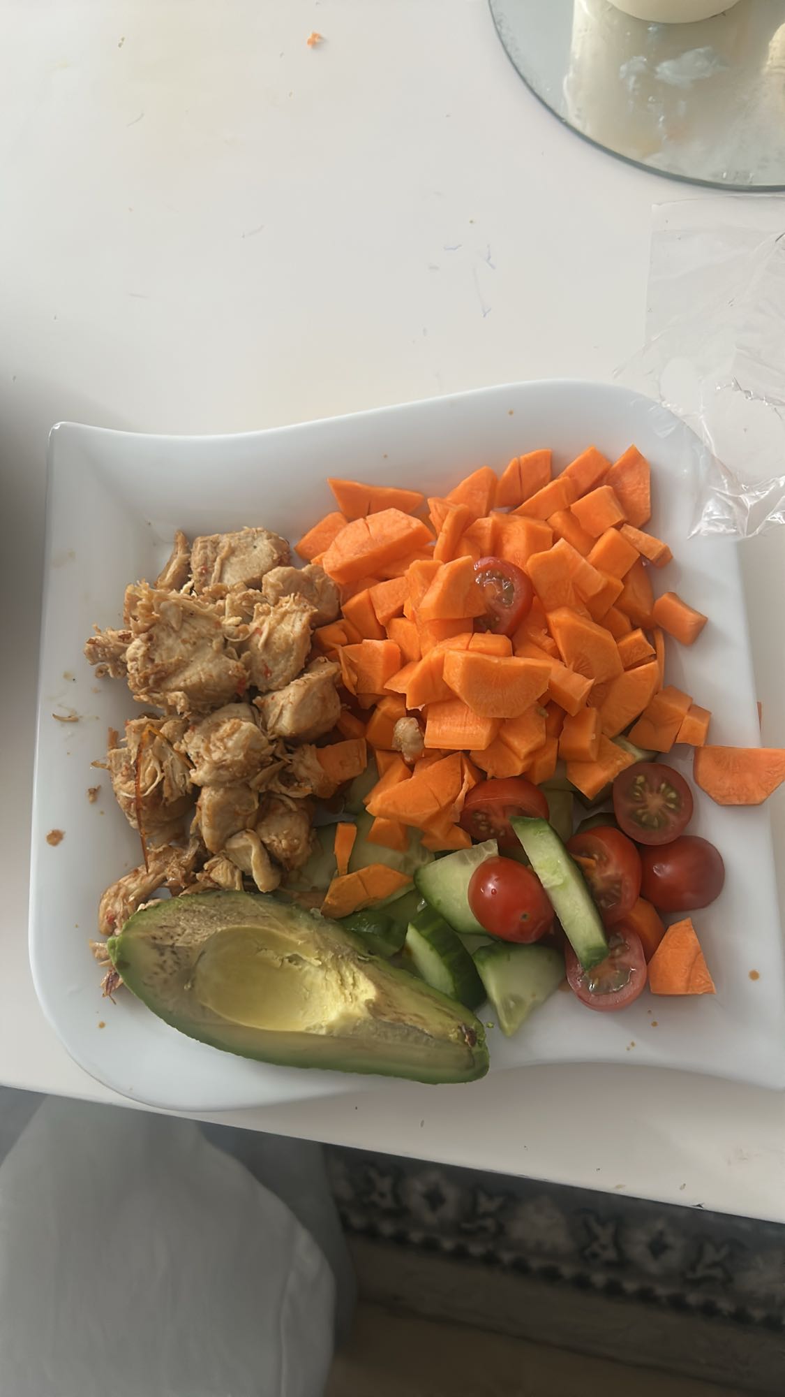 Kip met groenten en avocado