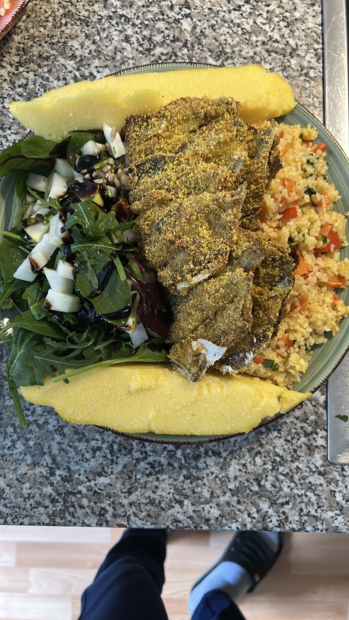 Pescado con polenta y ensalada