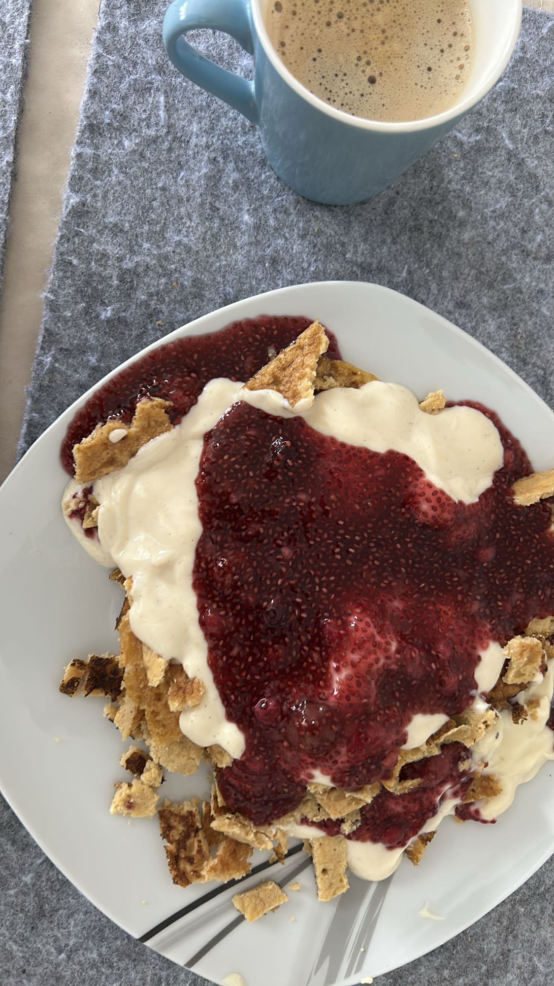 panqueques con salsa y café