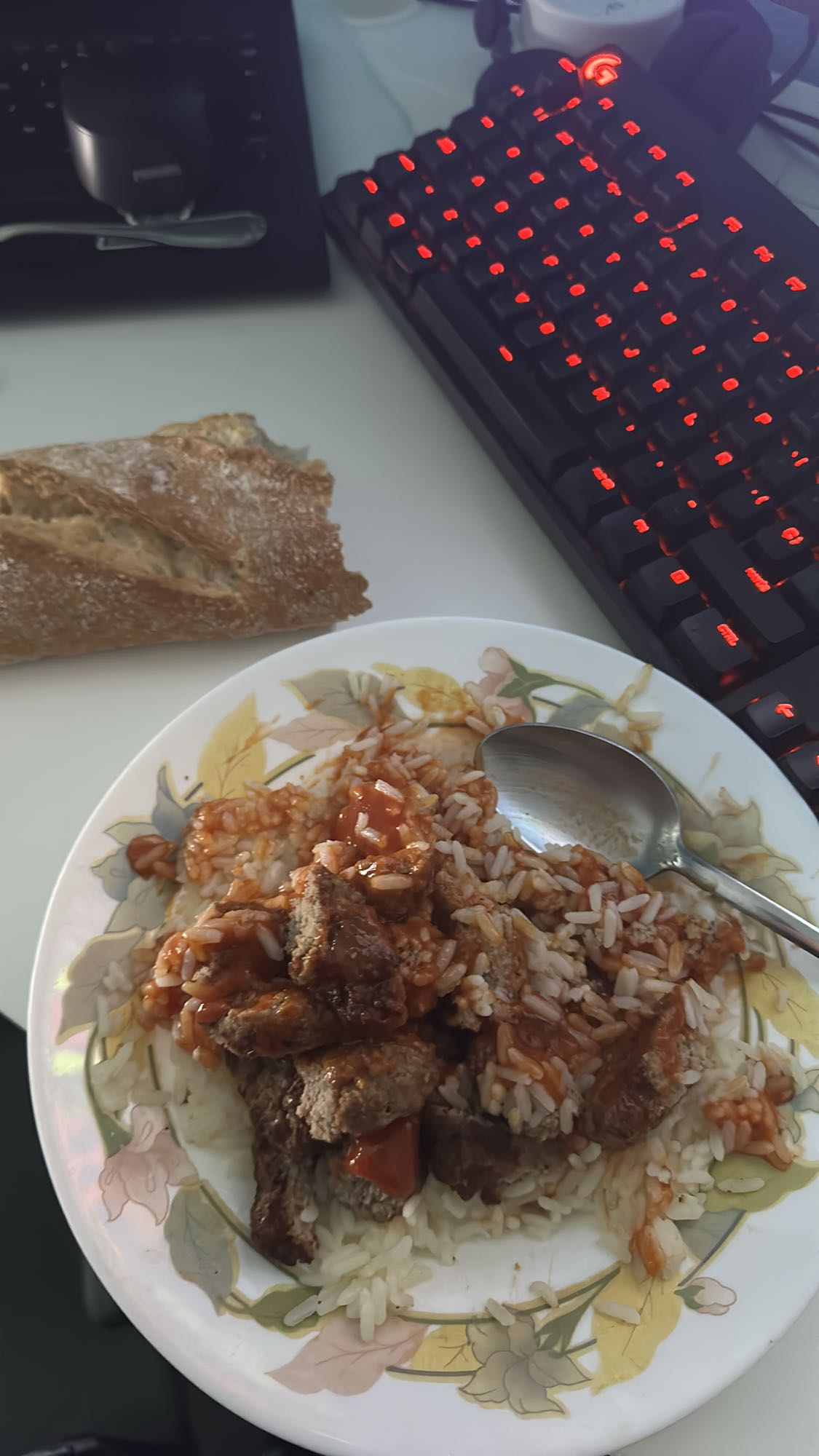 Arroz con carne y pan