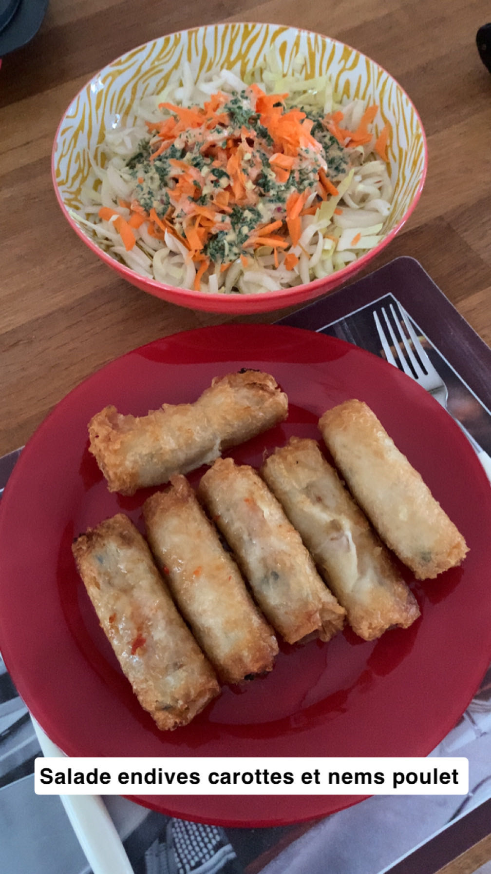 Salade endives carottes et nems poulet