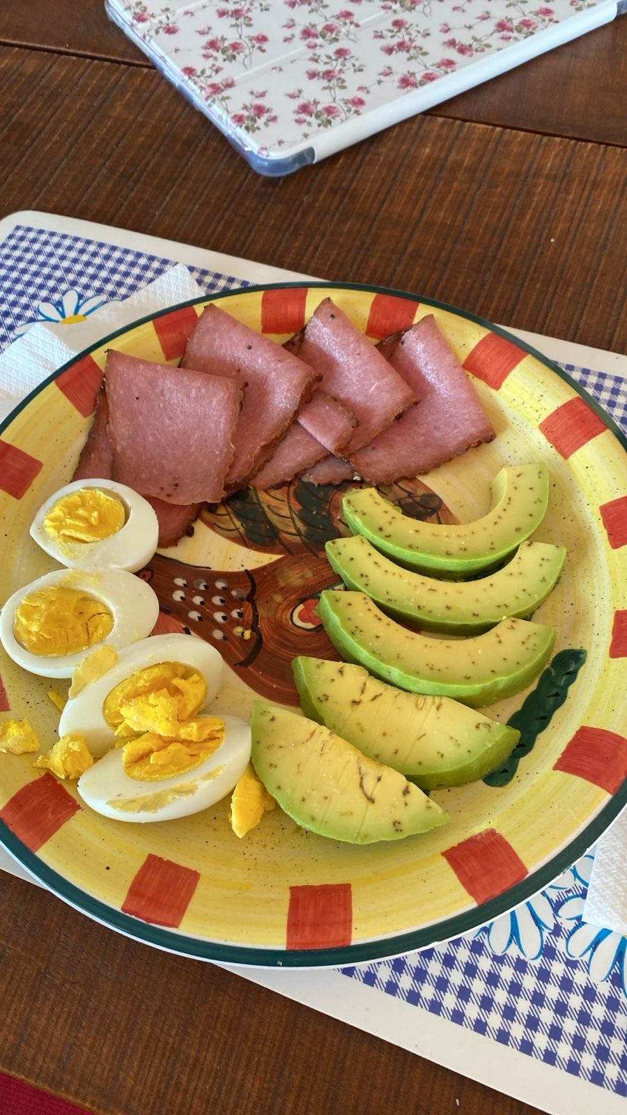 Desayuno con huevo y aguacate