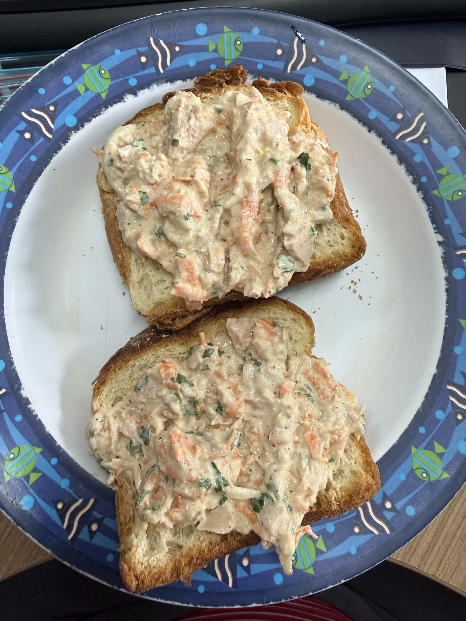 Torradas com pasta de atum