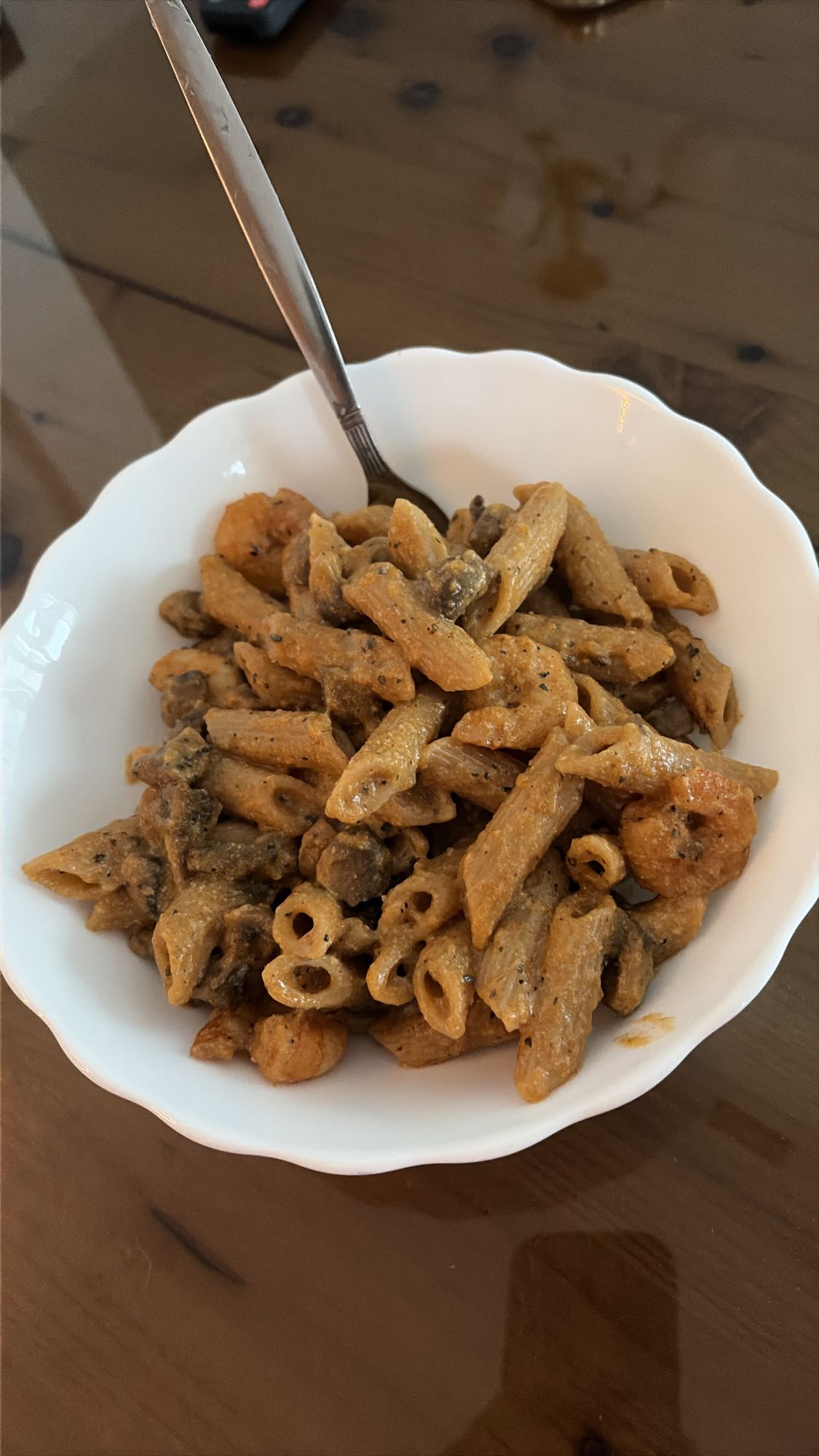 Penne integrale cu creveți, ciuperci și sos din lapte de ovăz