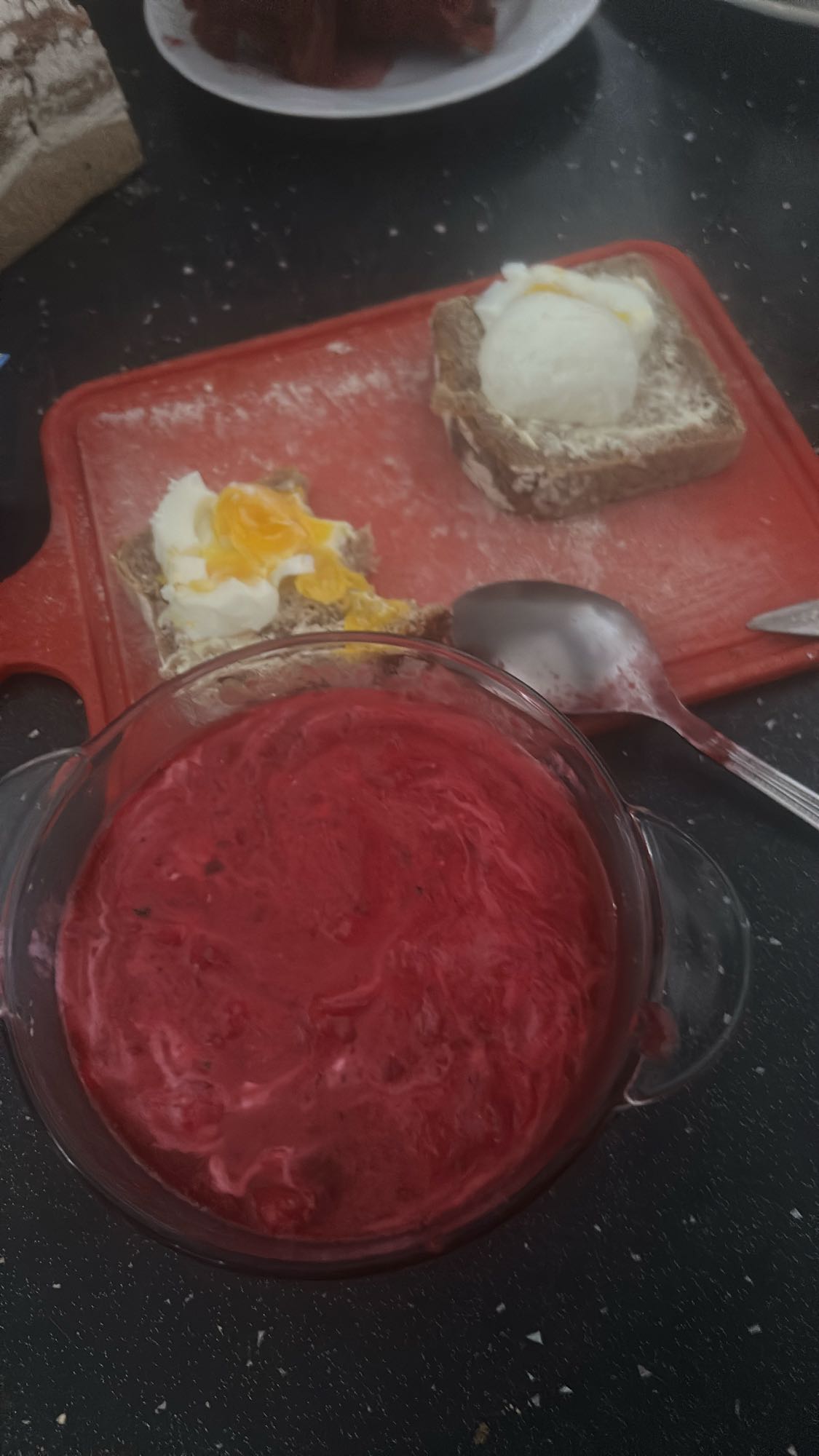 Barszcz z jajkiem i chlebem