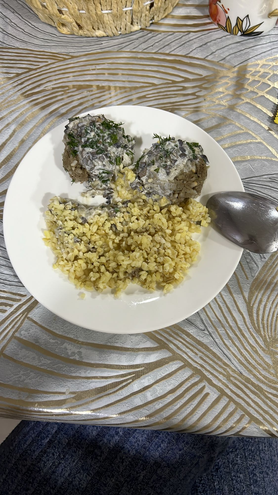 гречка с котлетами и соусом