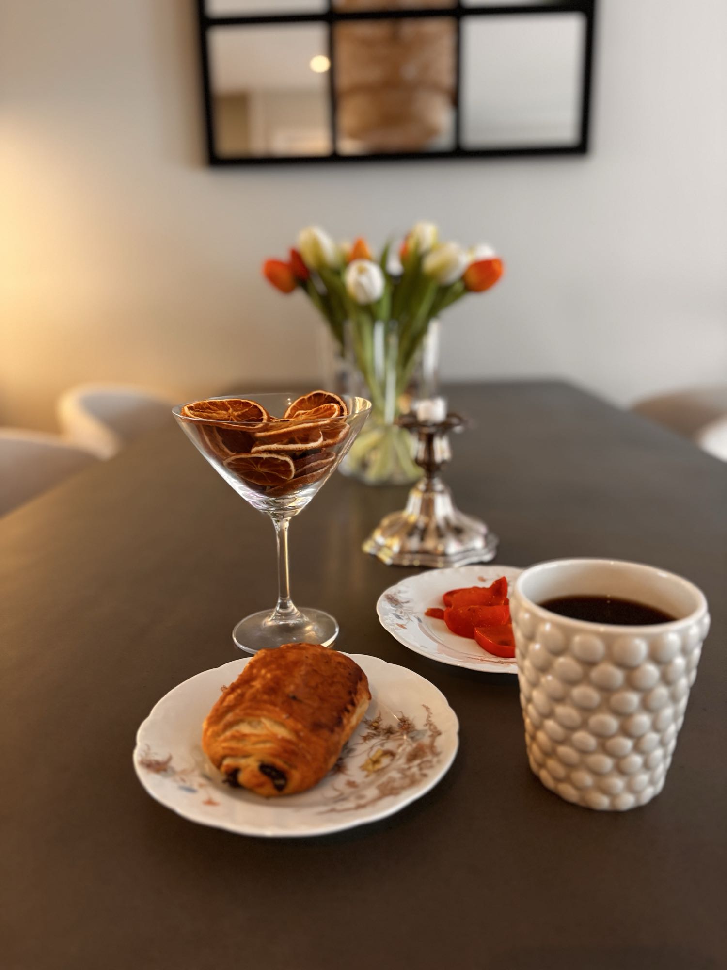 Frukost med bakverk och kaffe