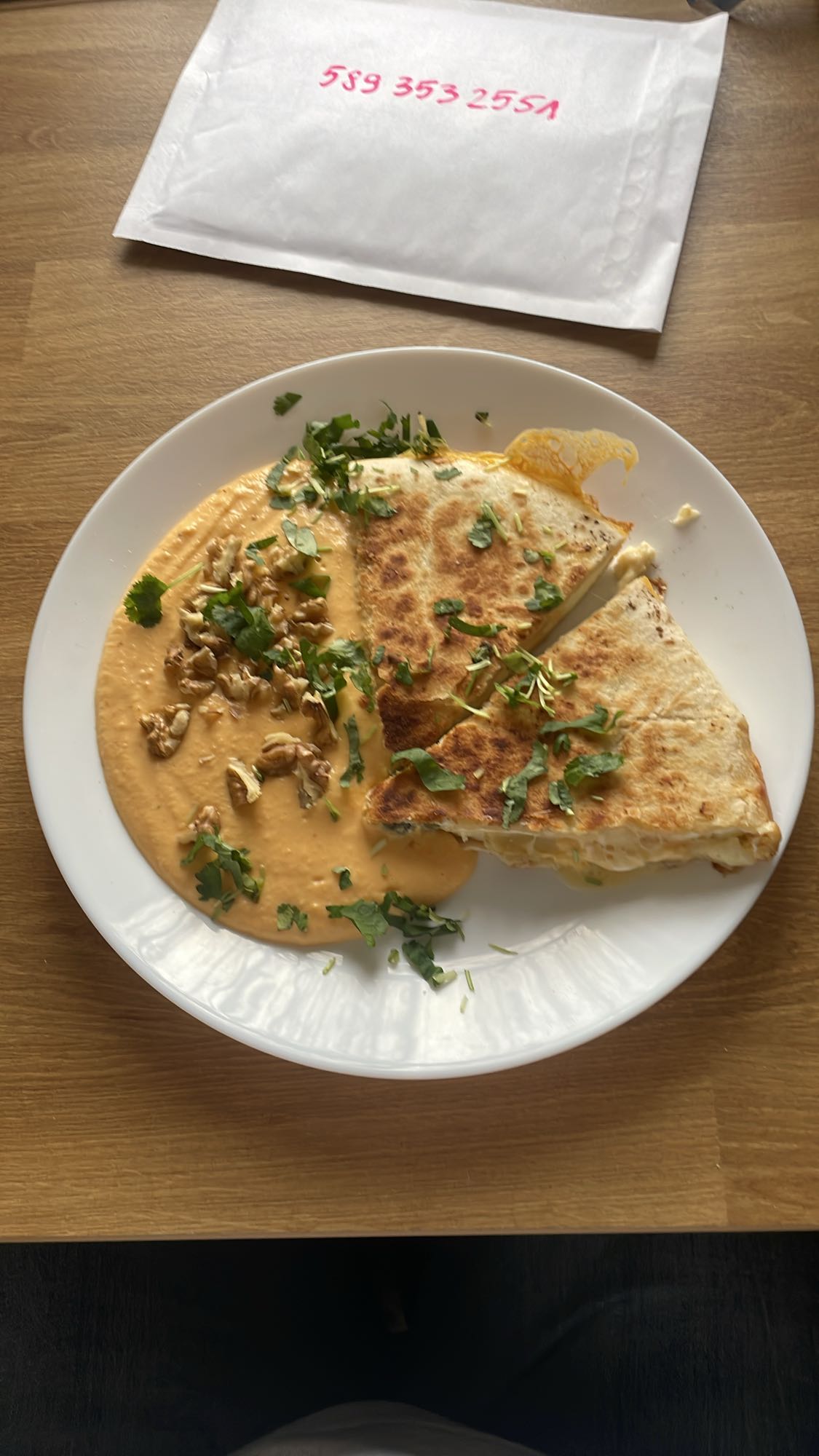 Zapiekana tortilla z jajkami, mozzarellą i sosem dyniowym