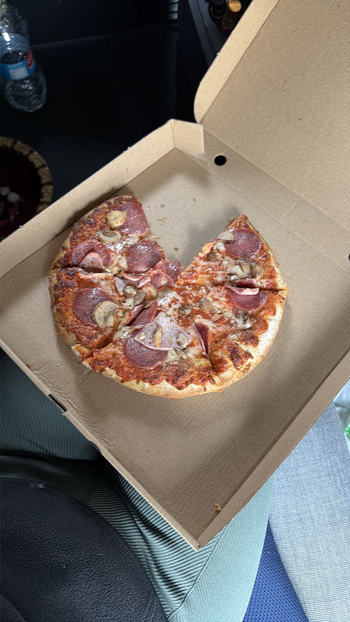 Pizza cu salam și ciuperci