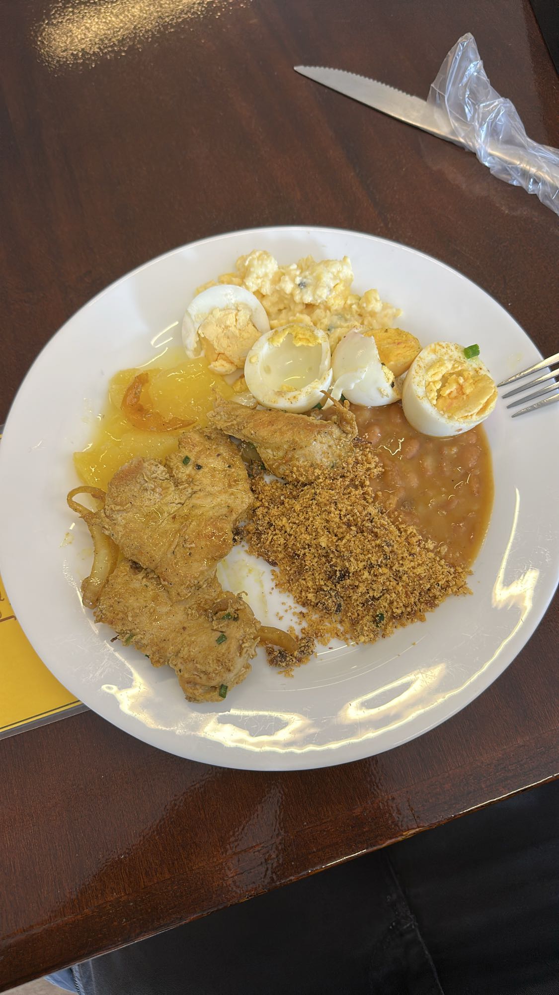 Prato com frango e ovos