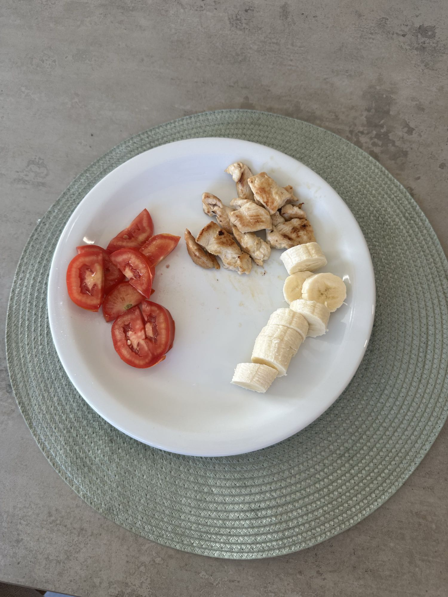 Pollo, plátano y tomate