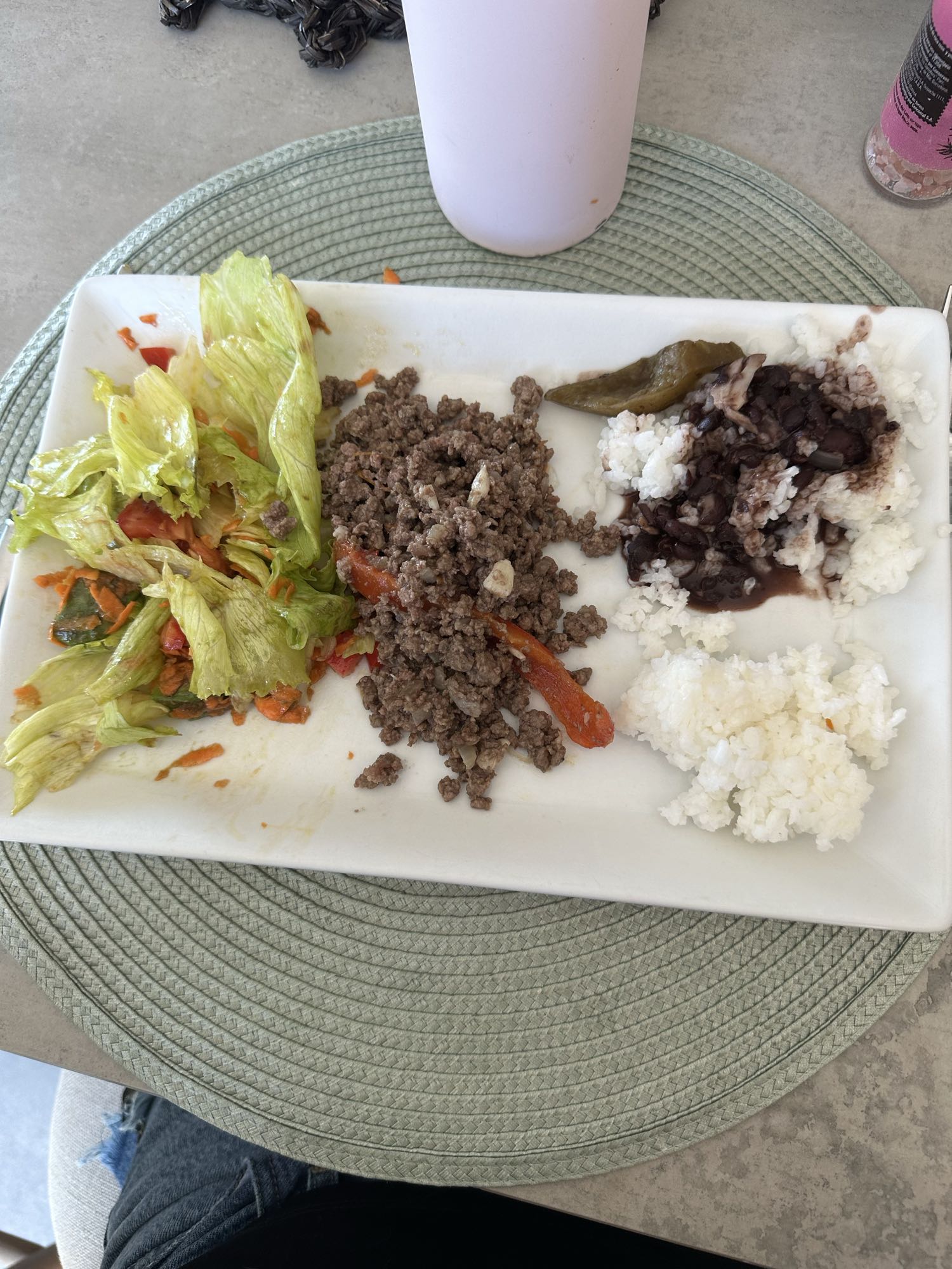 arroz, carne molida y ensalada