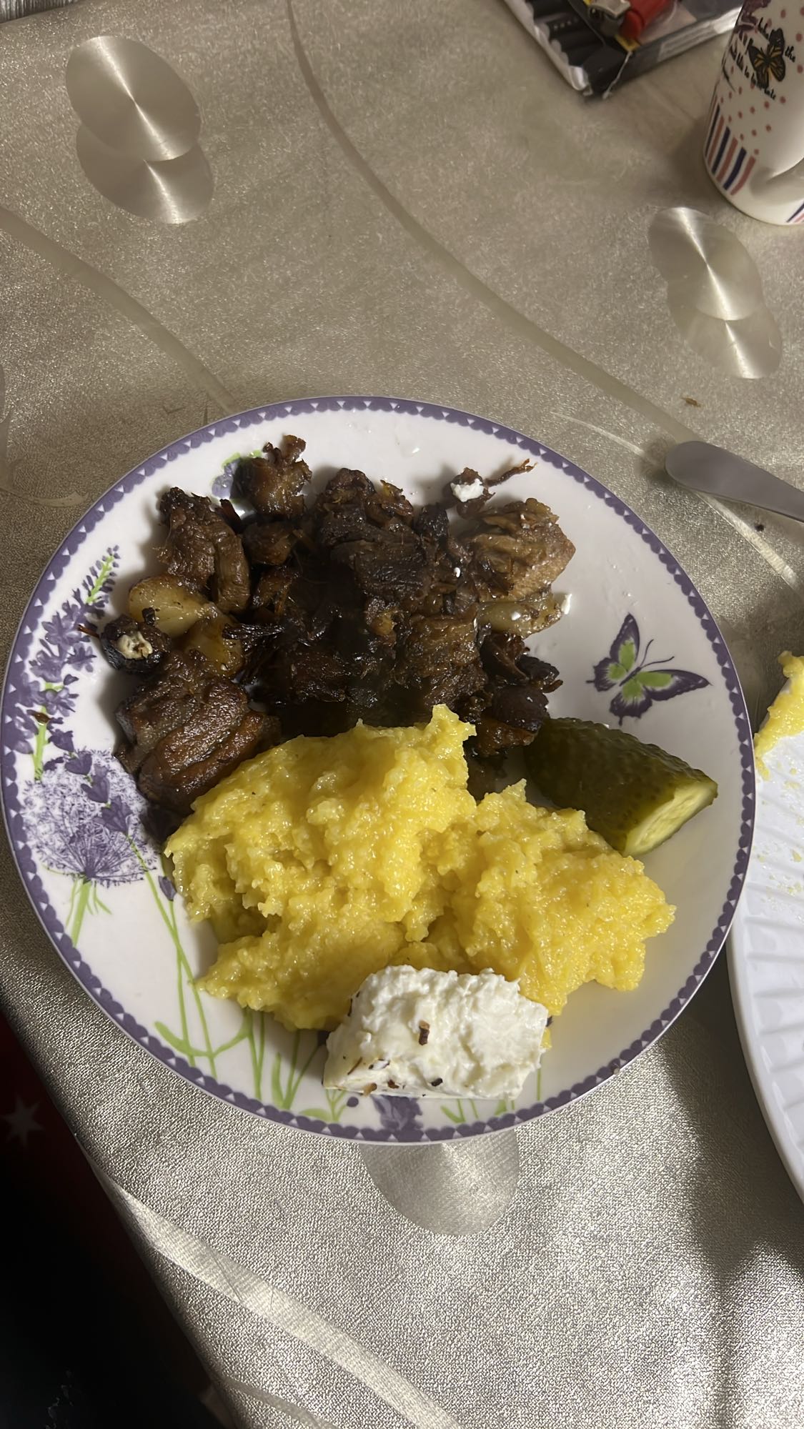 Mămăligă cu carne și brânză