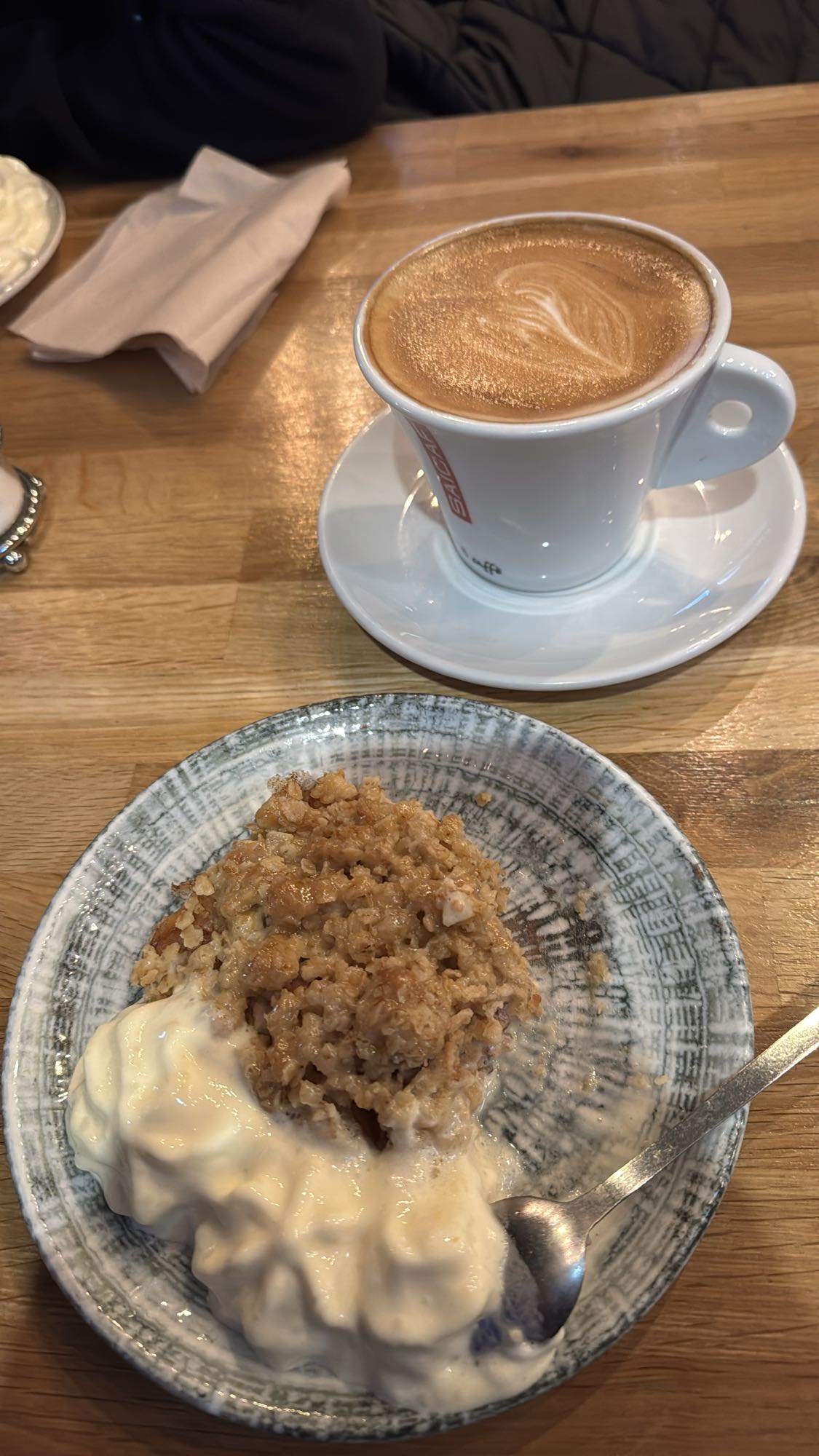 Äppelpaj med grädde & kaffe