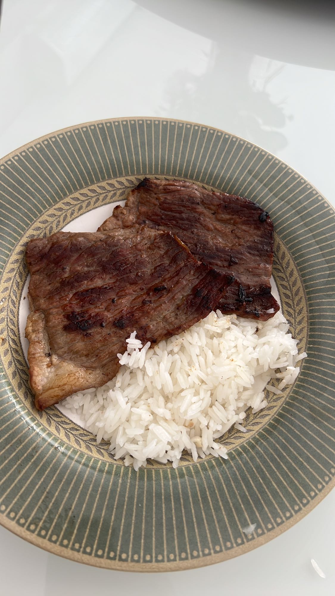 Arroz com carne grelhada