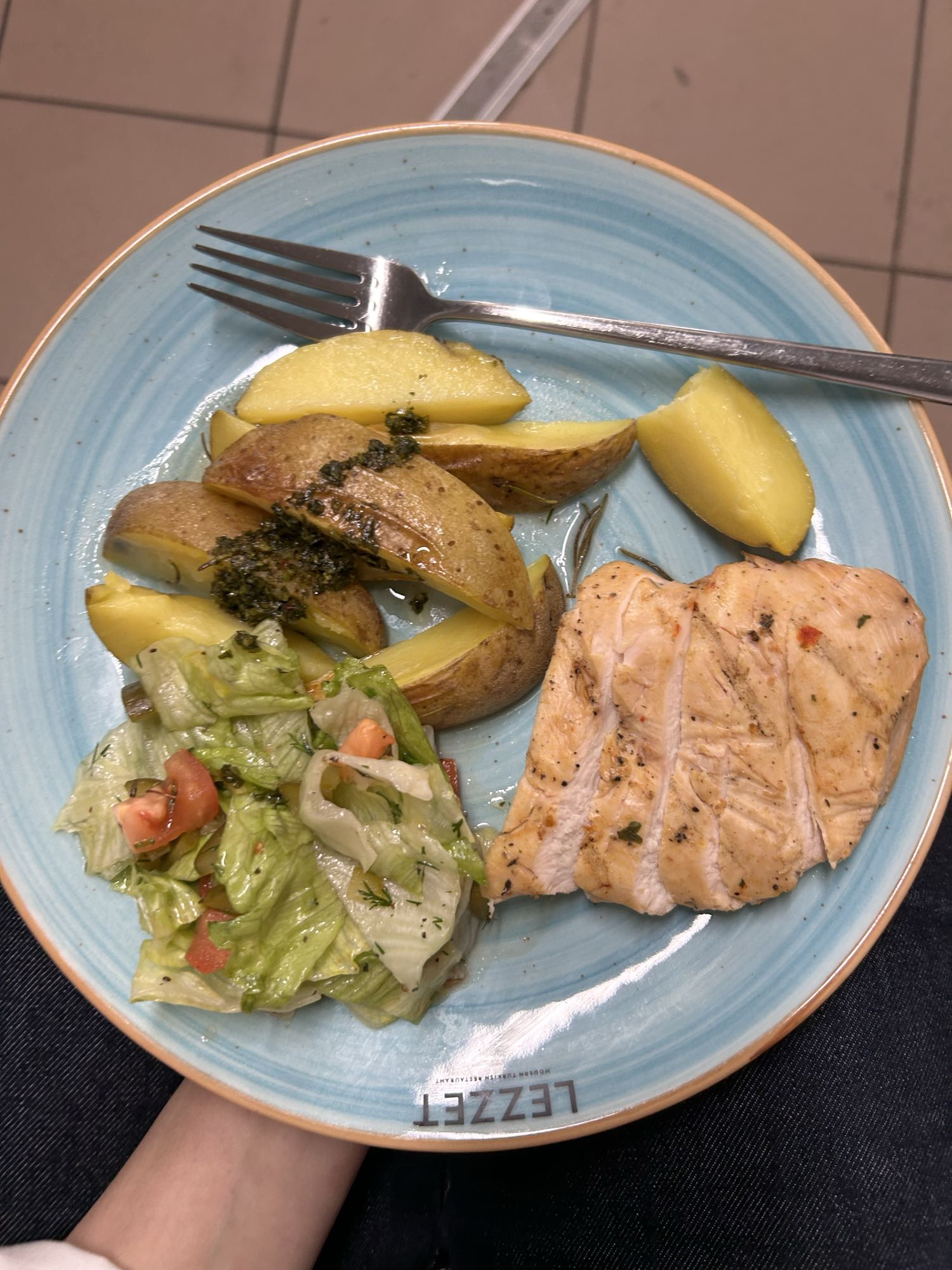 Курица с картошкой и салатом