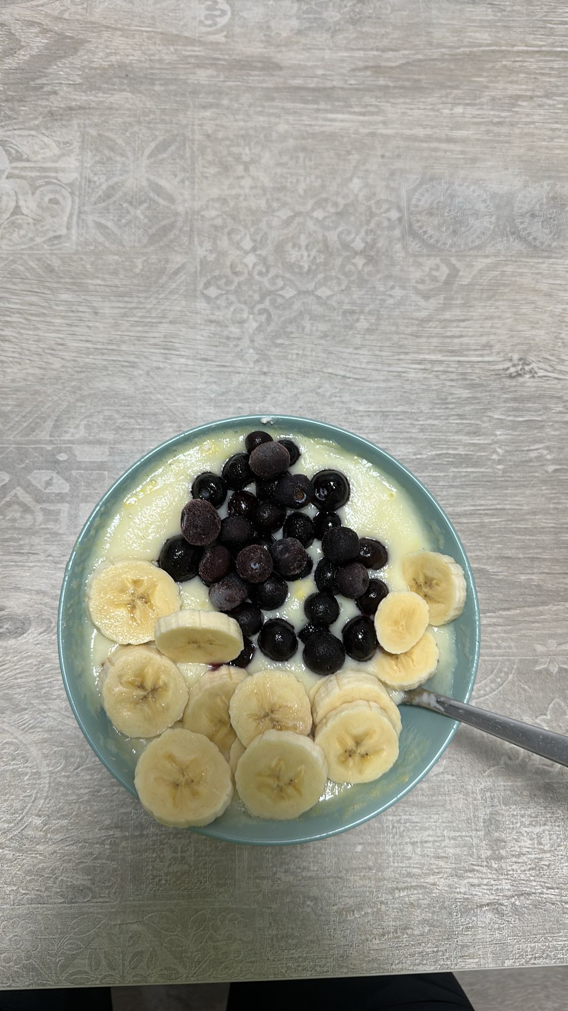Avena con plátano y arándanos