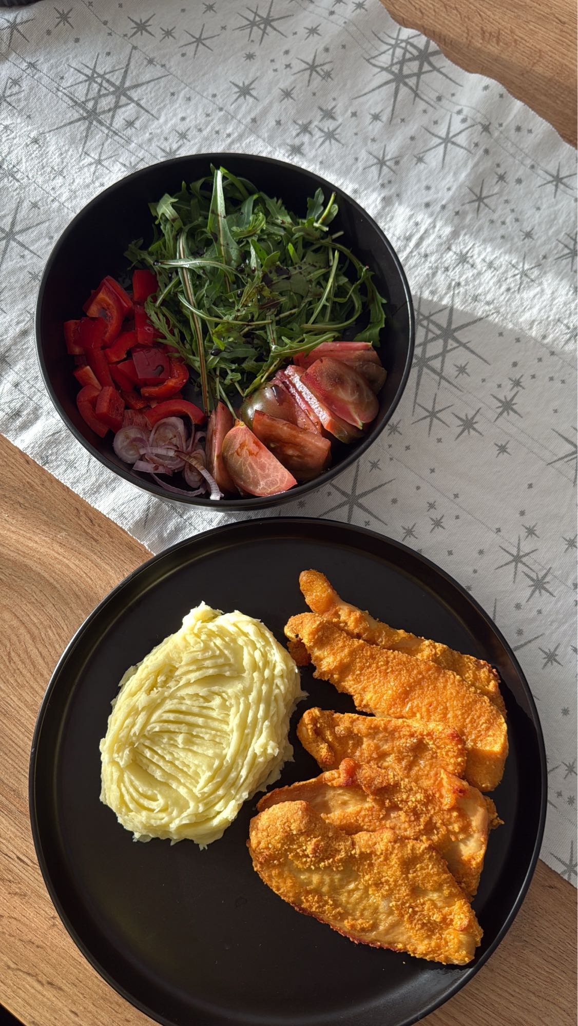 Pui cu piure și salată